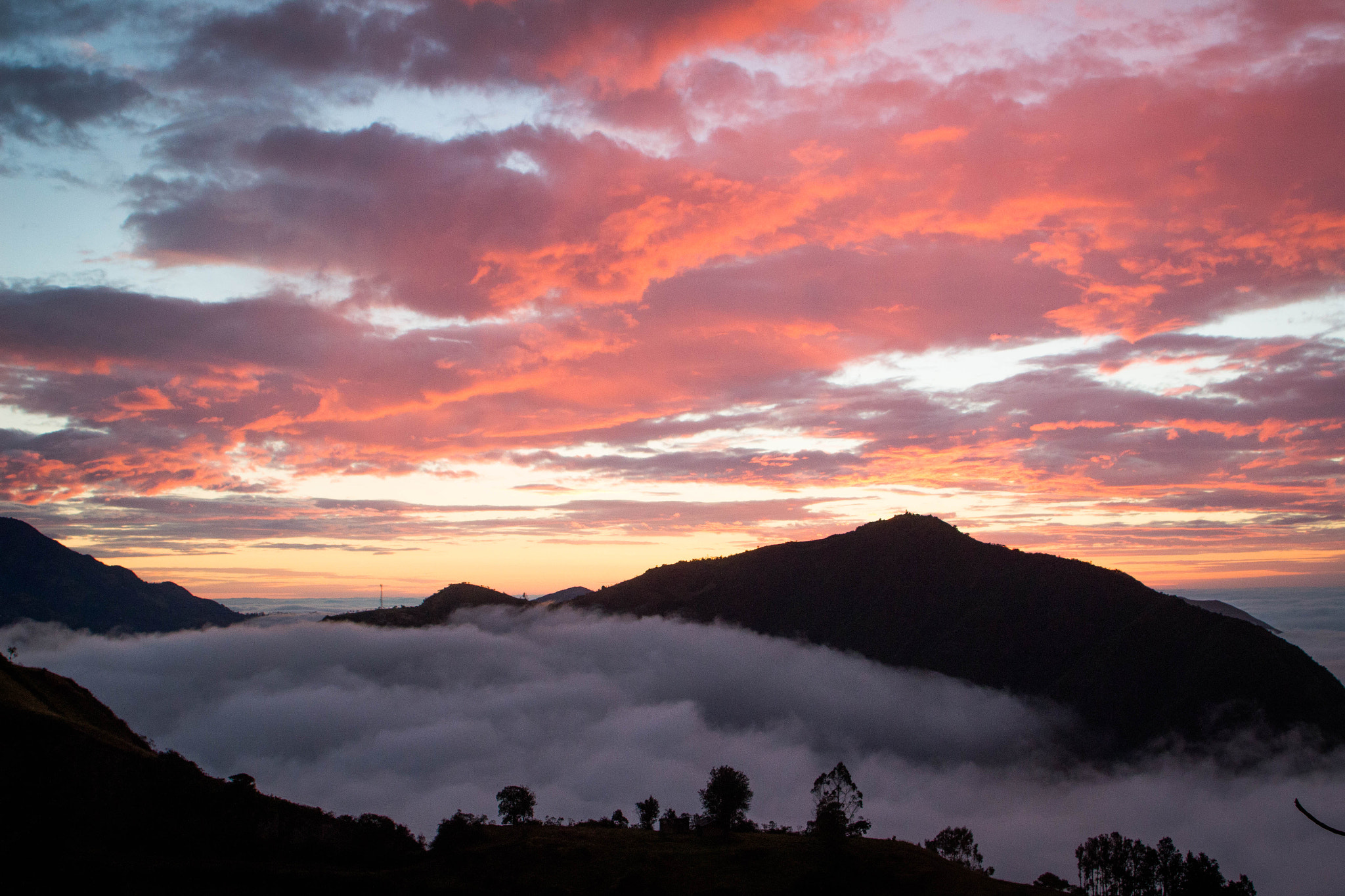 Canon EF 28-105mm f/3.5-4.5 USM sample photo. Sunset in a sea of clouds photography