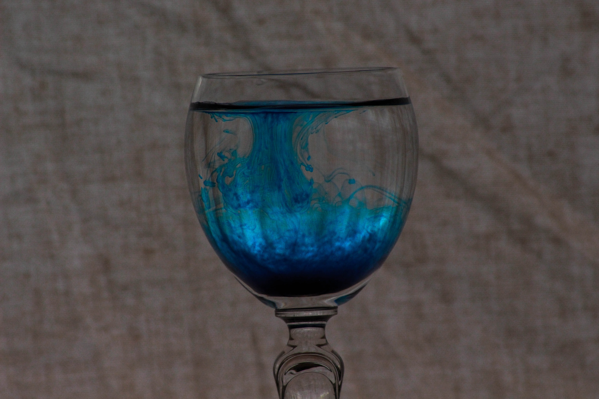 Canon EOS 700D (EOS Rebel T5i / EOS Kiss X7i) + Sigma 50-200mm F4-5.6 DC OS HSM sample photo. Blue ink in water photography