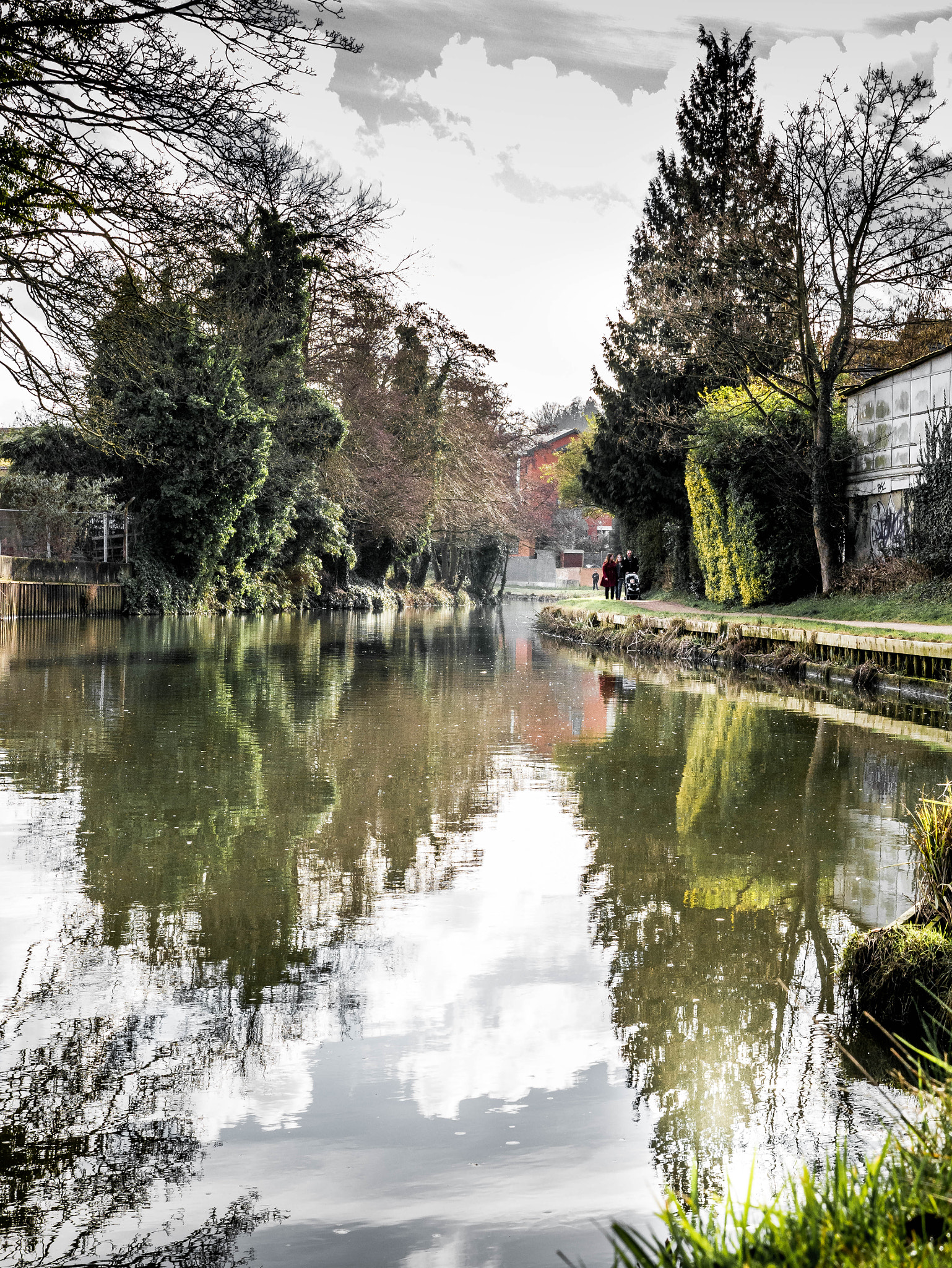 Panasonic Lumix G X Vario 12-35mm F2.8 ASPH Power OIS sample photo. Family riverside walk photography