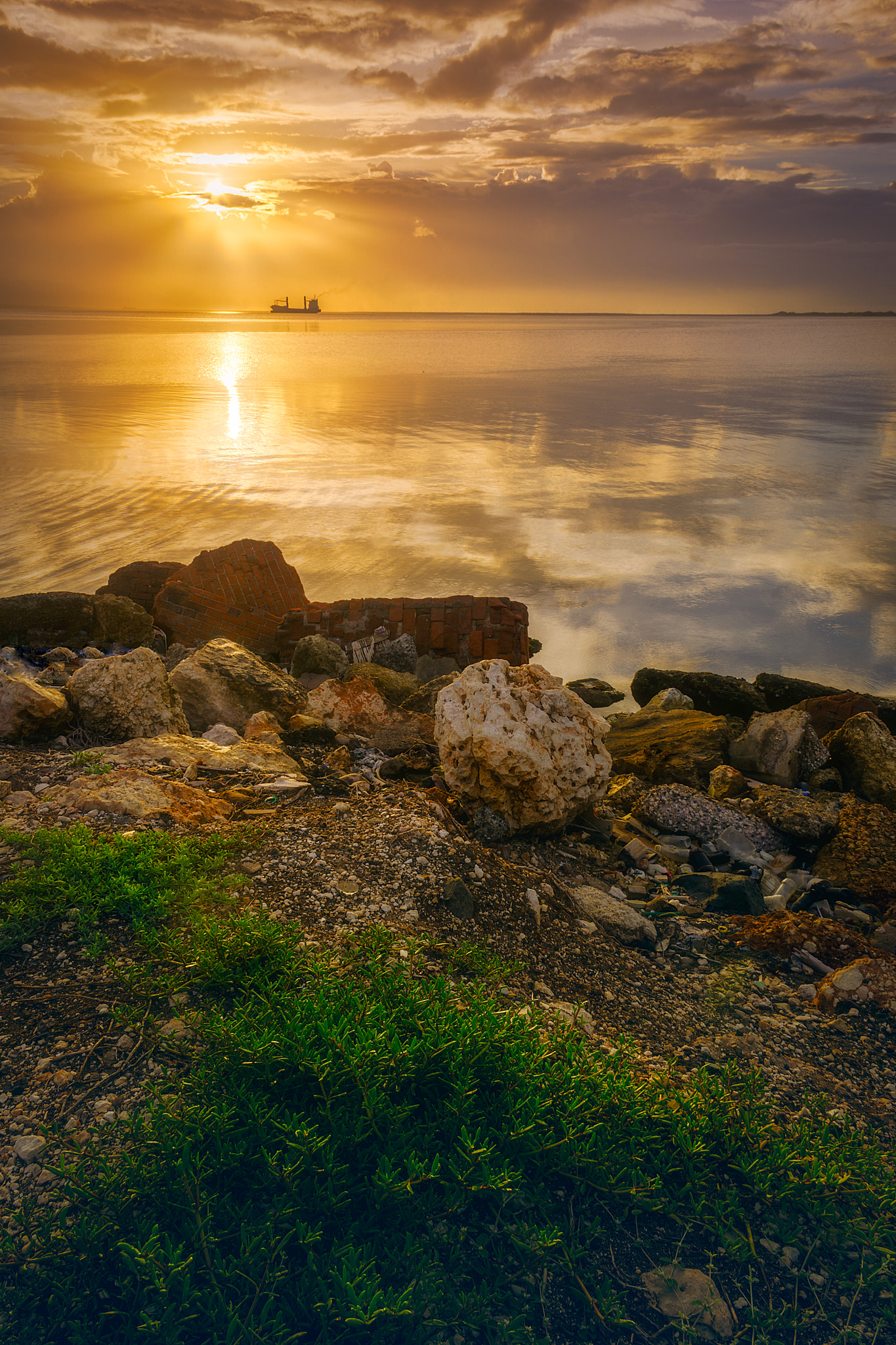 Tamron 18-270mm F3.5-6.3 Di II PZD sample photo. On the horizon photography