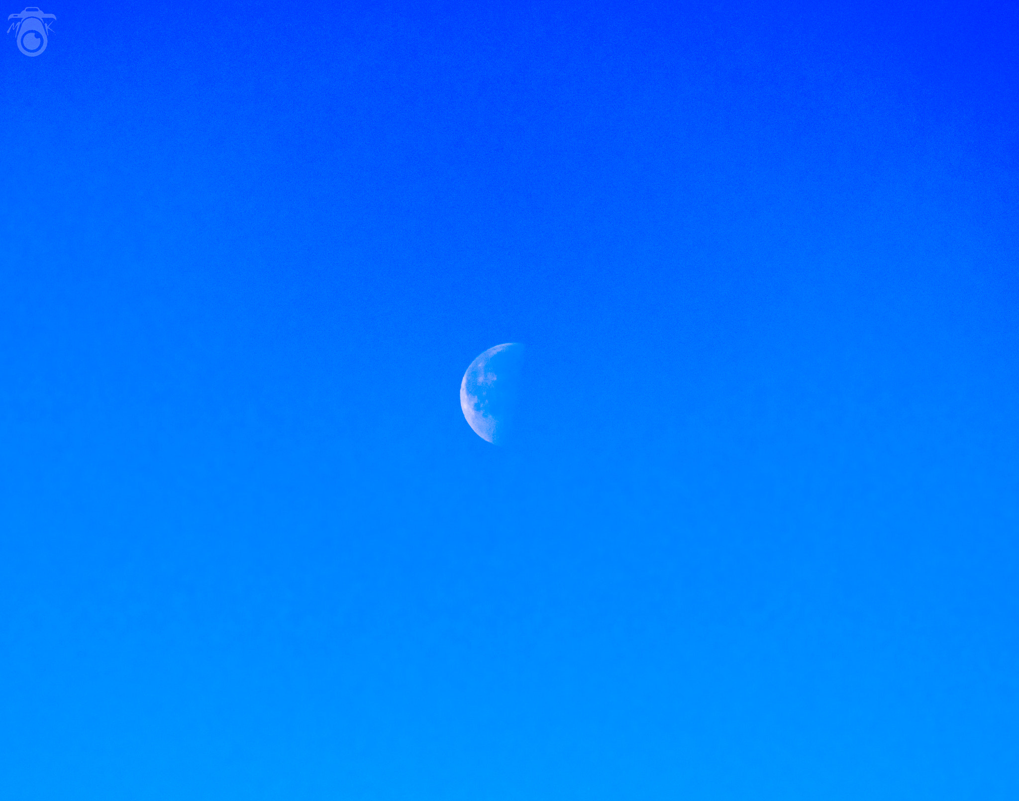 Tamron AF 55-200mm F4-5.6 Di II LD Macro sample photo. Mond photography