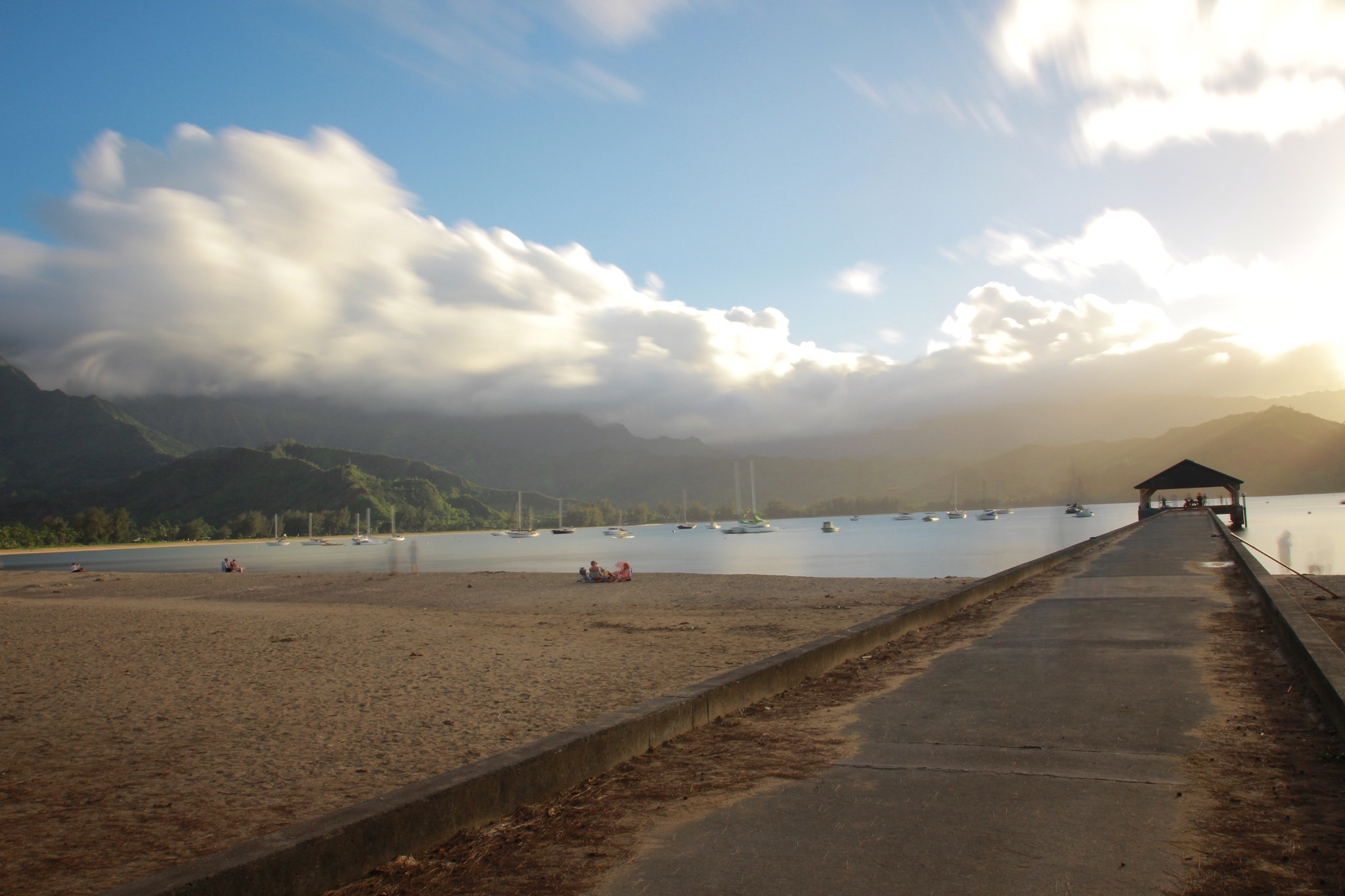 Canon EOS 650D (EOS Rebel T4i / EOS Kiss X6i) + Canon EF 17-40mm F4L USM sample photo. Kauai pier photography