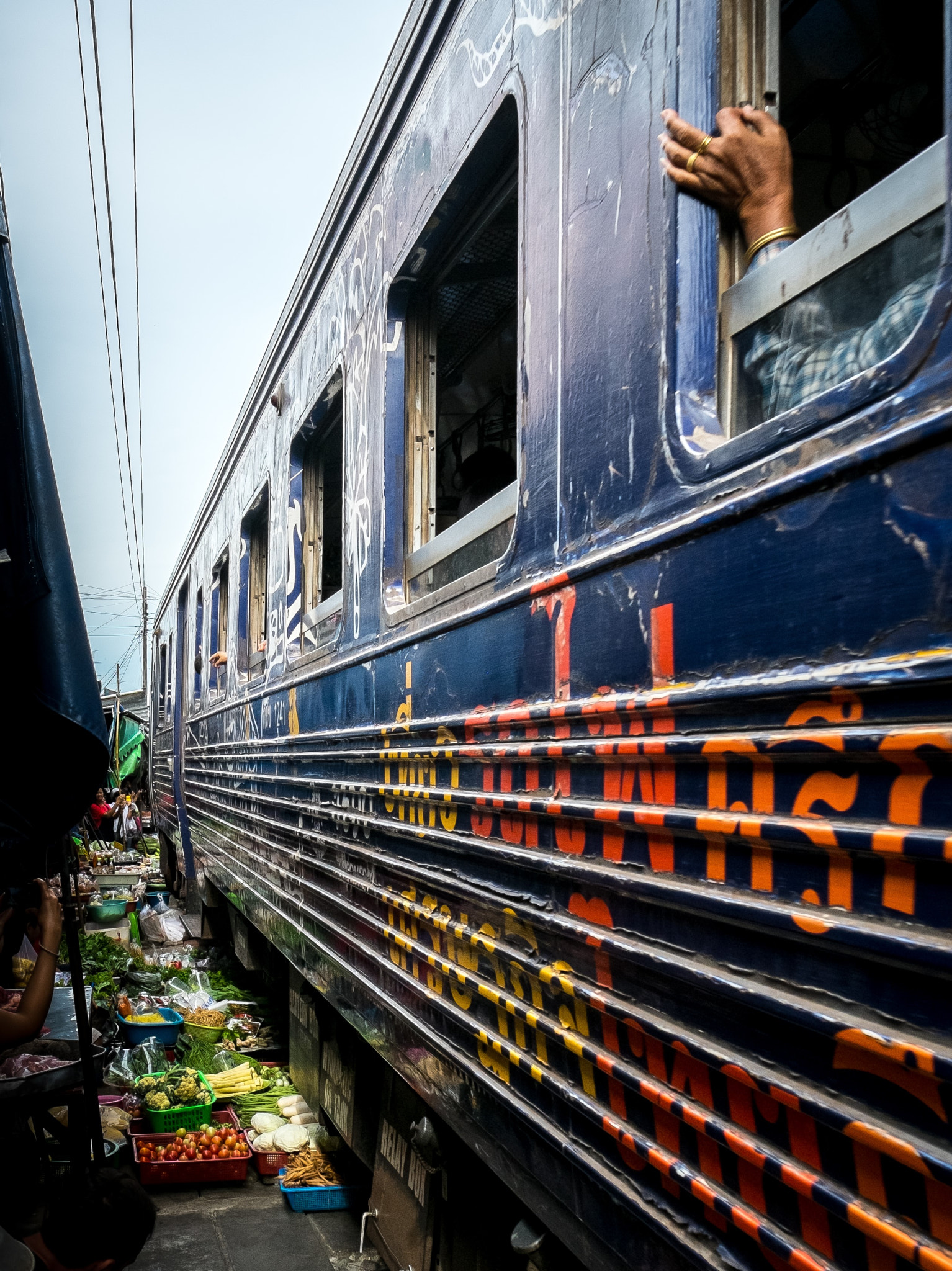 Fujifilm X-Pro1 + Fujifilm XF 16mm F1.4 R WR sample photo. Market train photography