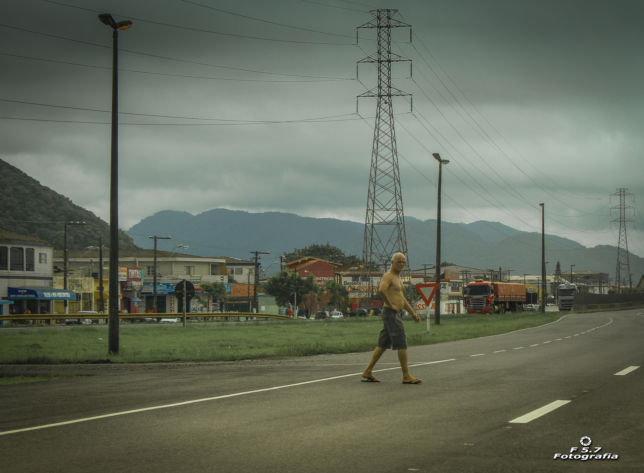 Canon EF-S 55-250mm F4-5.6 IS II sample photo. Do not cross the highway! life in danger! photography