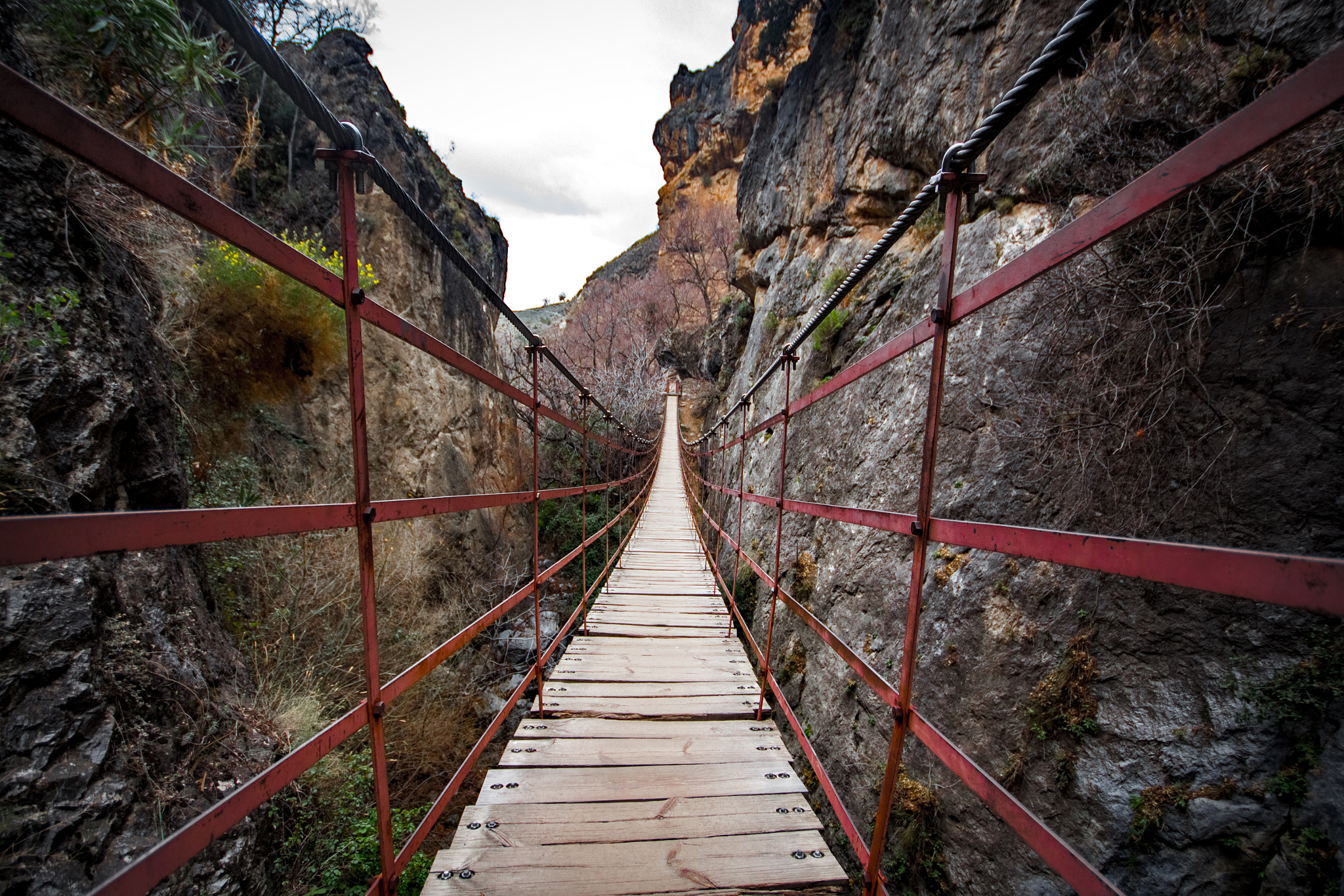 Canon EOS 700D (EOS Rebel T5i / EOS Kiss X7i) + Sigma 10-20mm F4-5.6 EX DC HSM sample photo. Los cahorros rope bridge photography