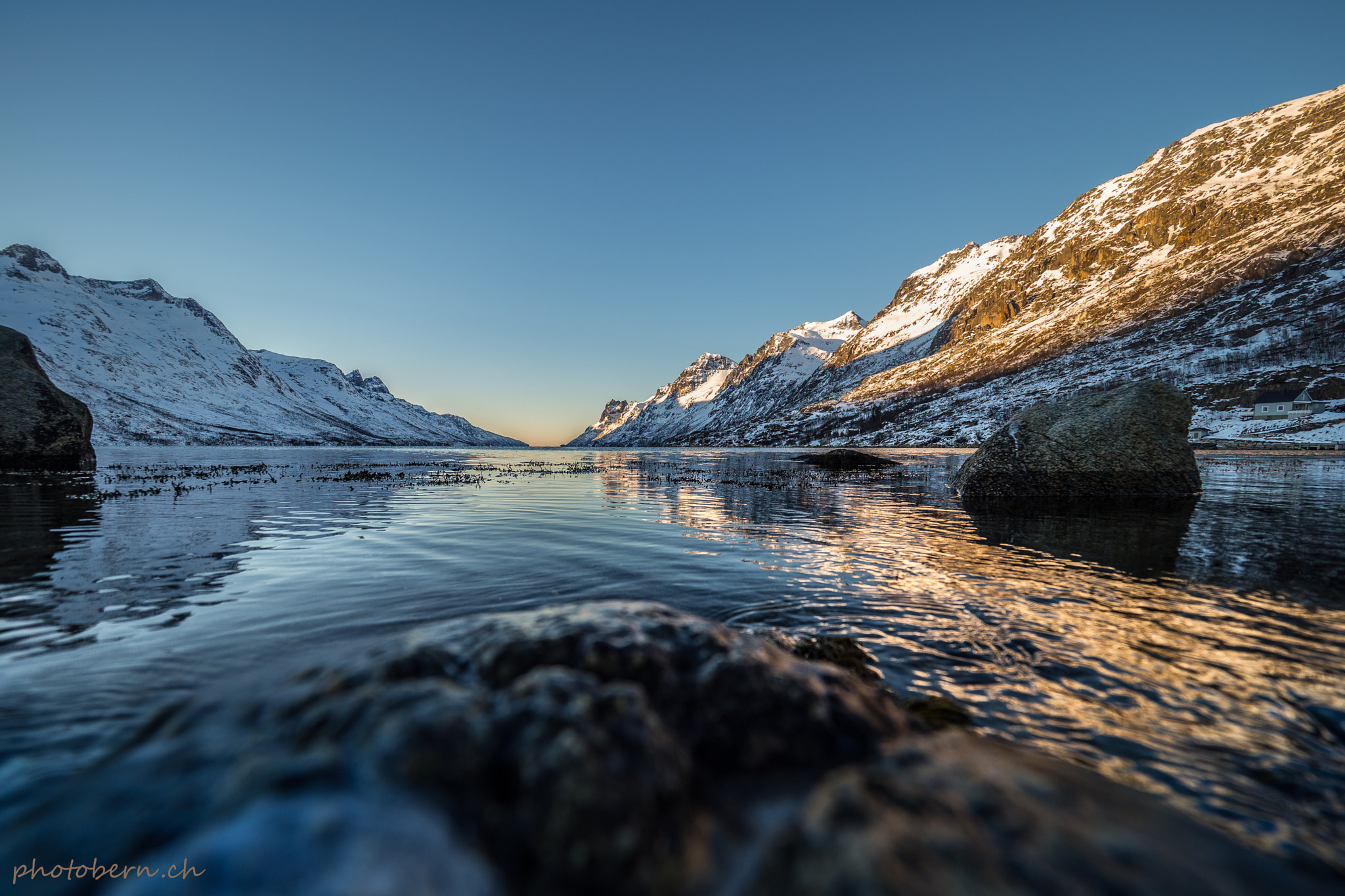 Olympus OM-D E-M1 Mark II + Olympus M.Zuiko Digital ED 7-14mm F2.8 PRO sample photo. Sonne im fjord photography