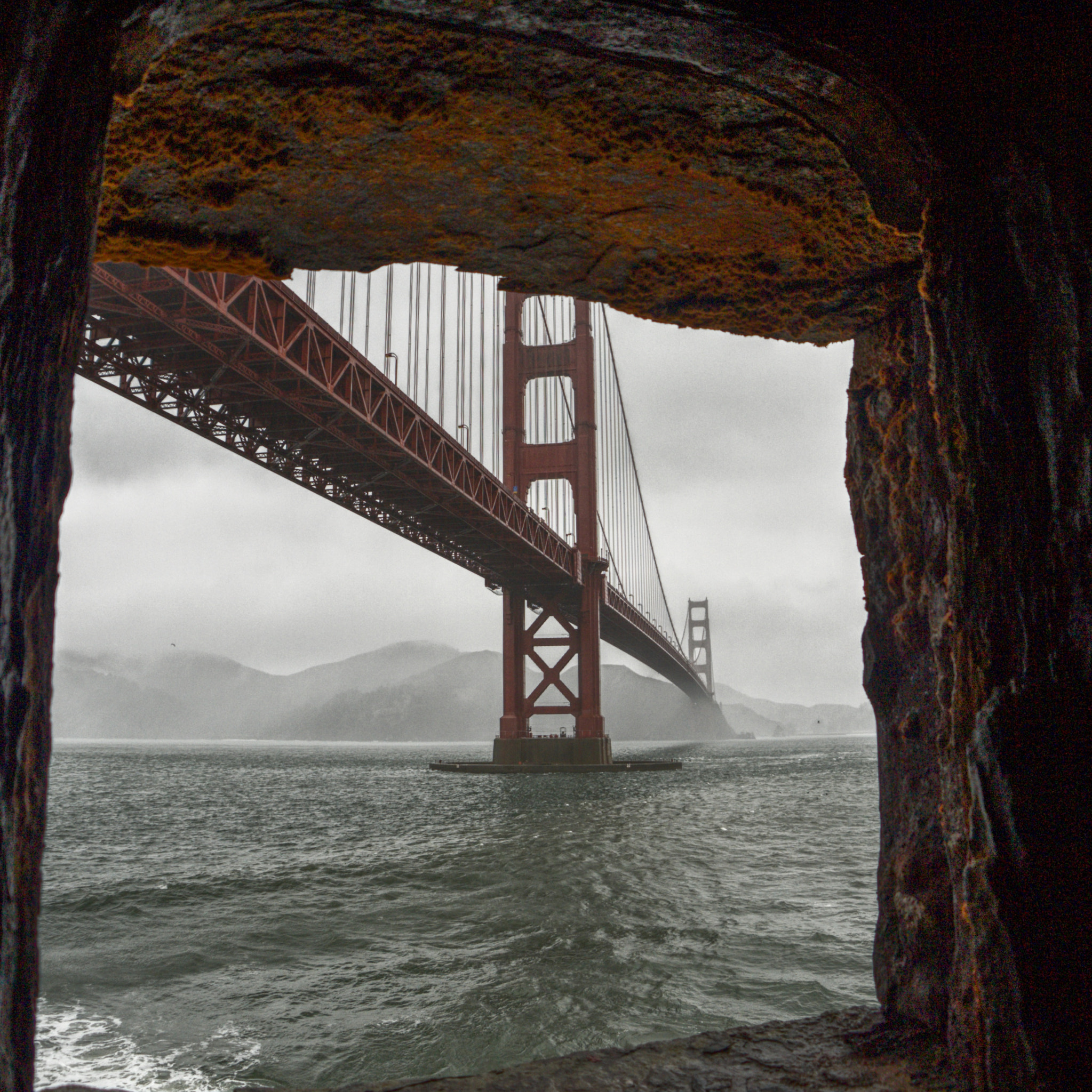 Panasonic Lumix DMC-G2 + Panasonic Lumix G Vario 14-42mm F3.5-5.6 ASPH OIS sample photo. Golden gate bridge through window photography