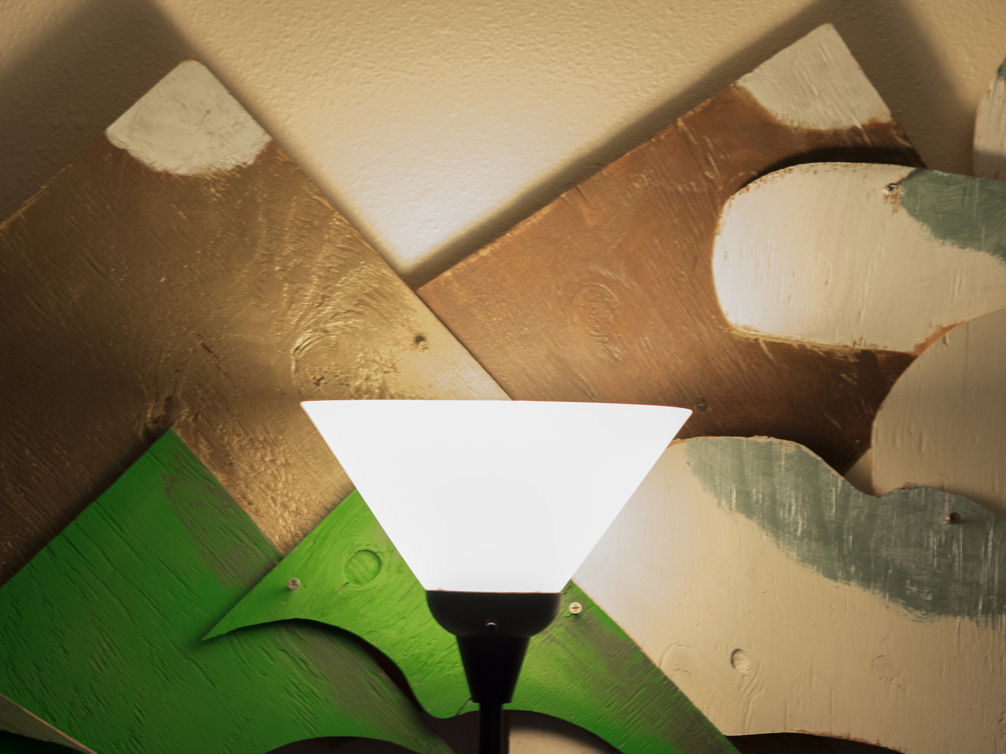 Olympus OM-D E-M1 + Olympus M.Zuiko Digital ED 75mm F1.8 sample photo. Lamp with plywood landscape photography