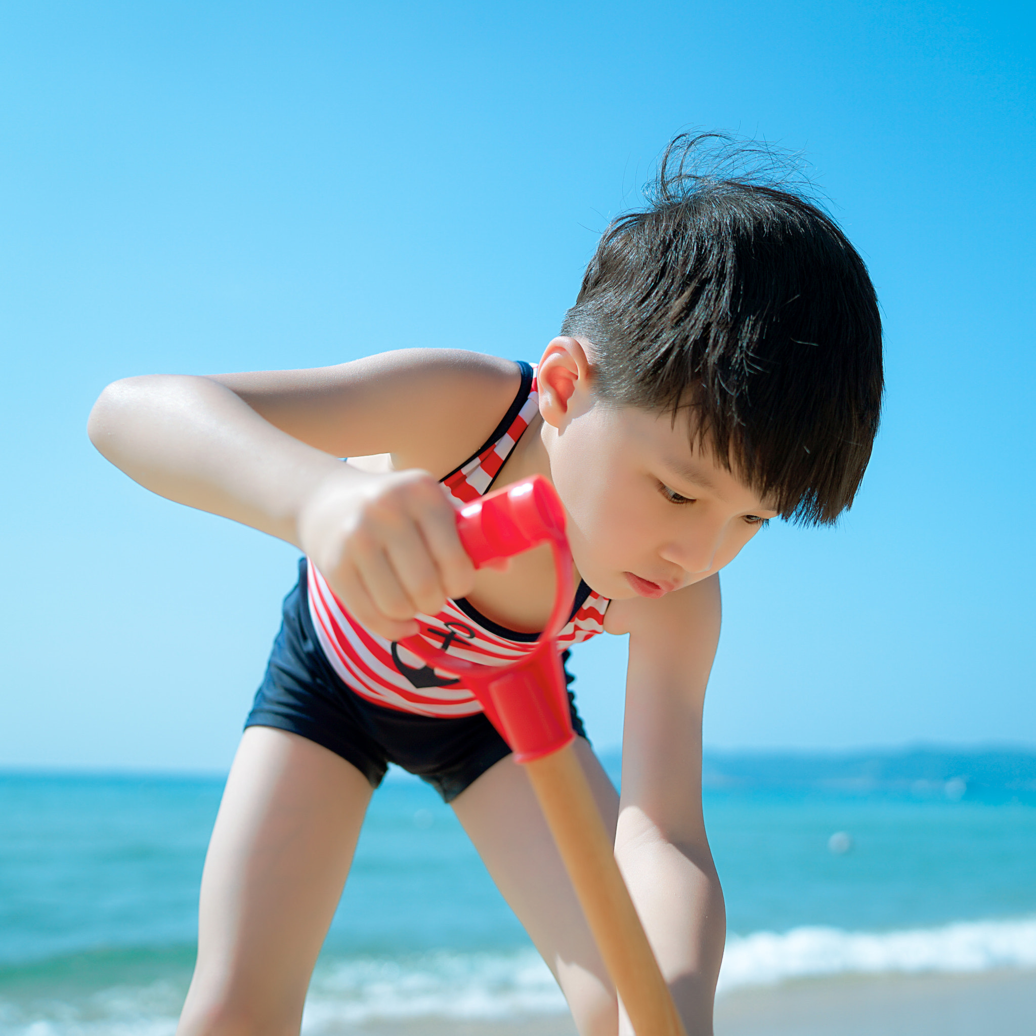 Sony a7 II + Sony Distagon T* FE 35mm F1.4 ZA sample photo. 少年与海 photography