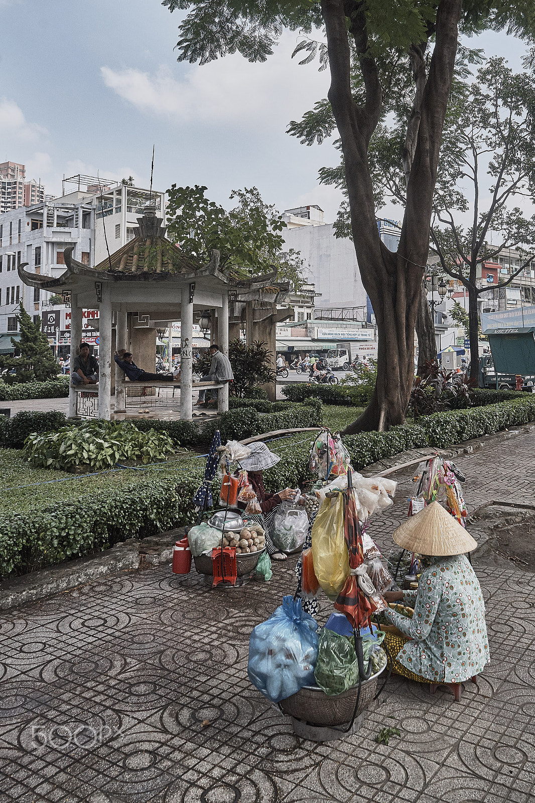 Sony a7 sample photo. Vendedoras ambulantes en ho chi minh photography