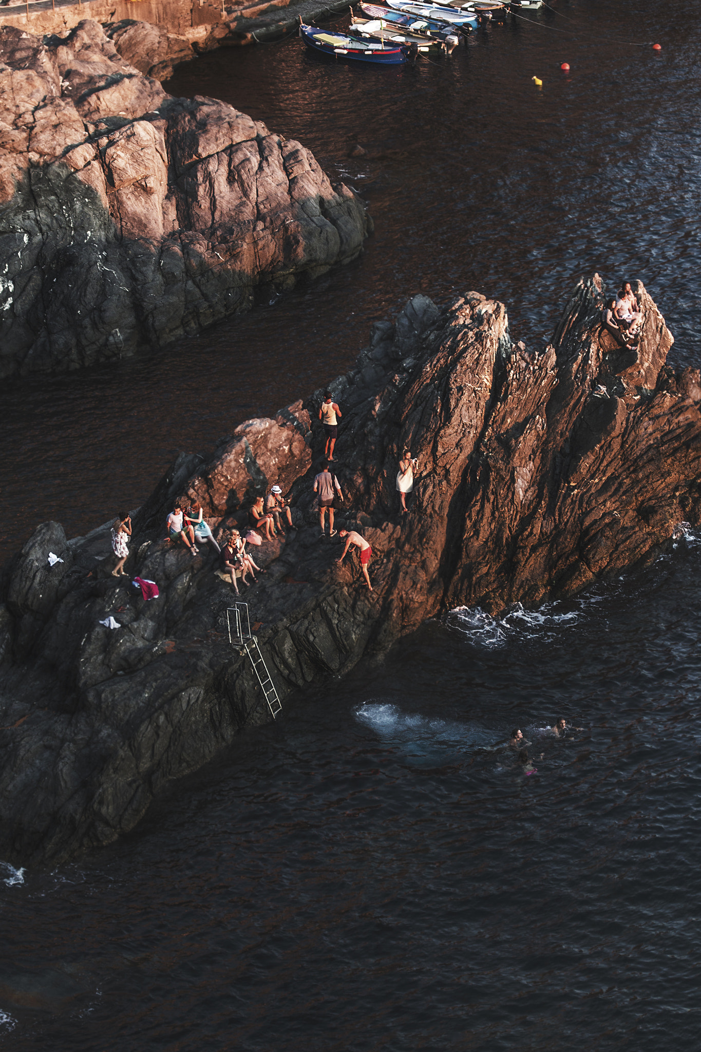 Canon EOS 600D (Rebel EOS T3i / EOS Kiss X5) + Canon EF 70-210mm f/4 sample photo. Dive before sunset photography