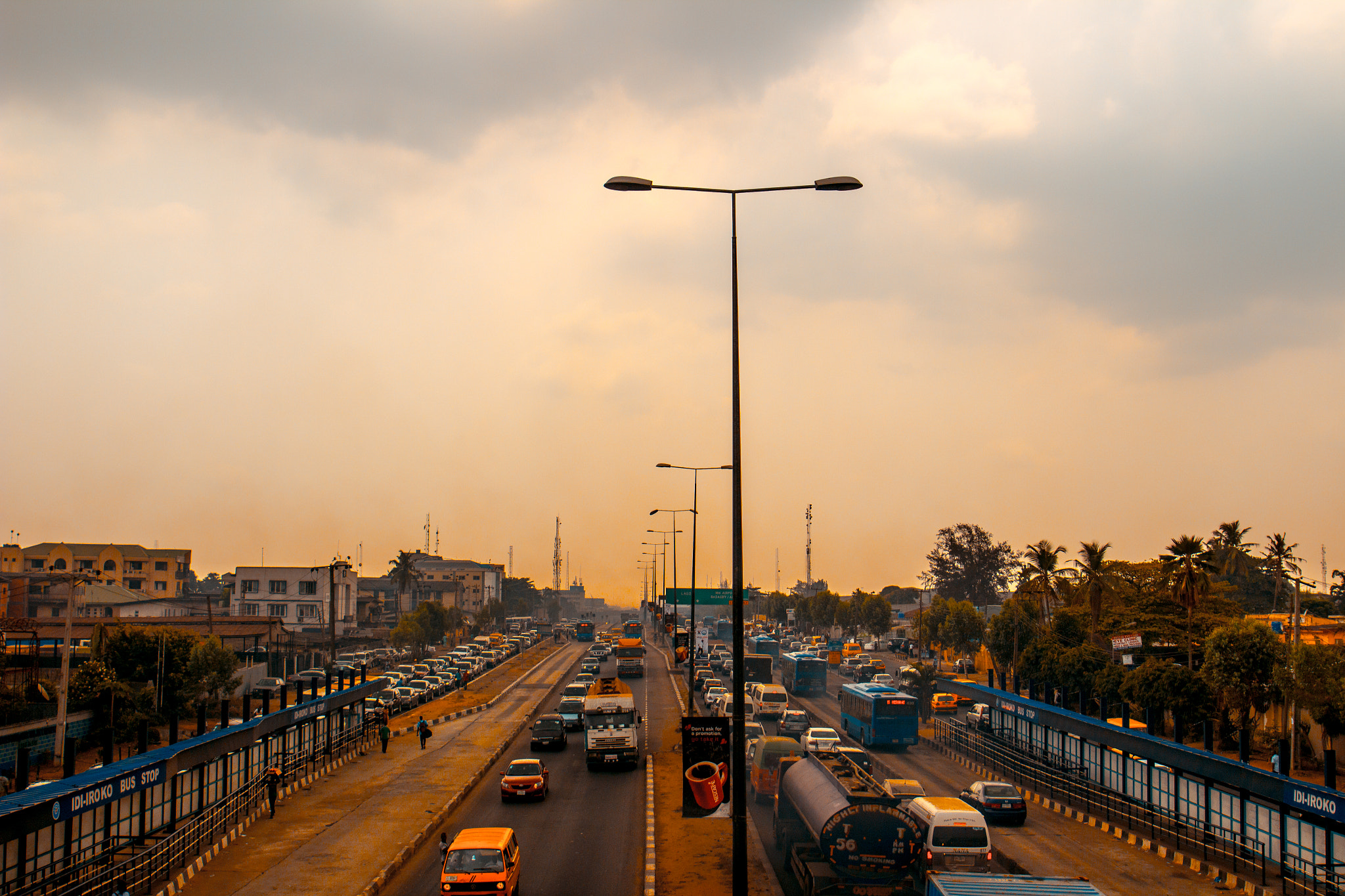 Canon EOS 1200D (EOS Rebel T5 / EOS Kiss X70 / EOS Hi) + Sigma 24-70mm F2.8 EX DG Macro sample photo. Evening traffic on ikorodu road, inward maryland l ... photography