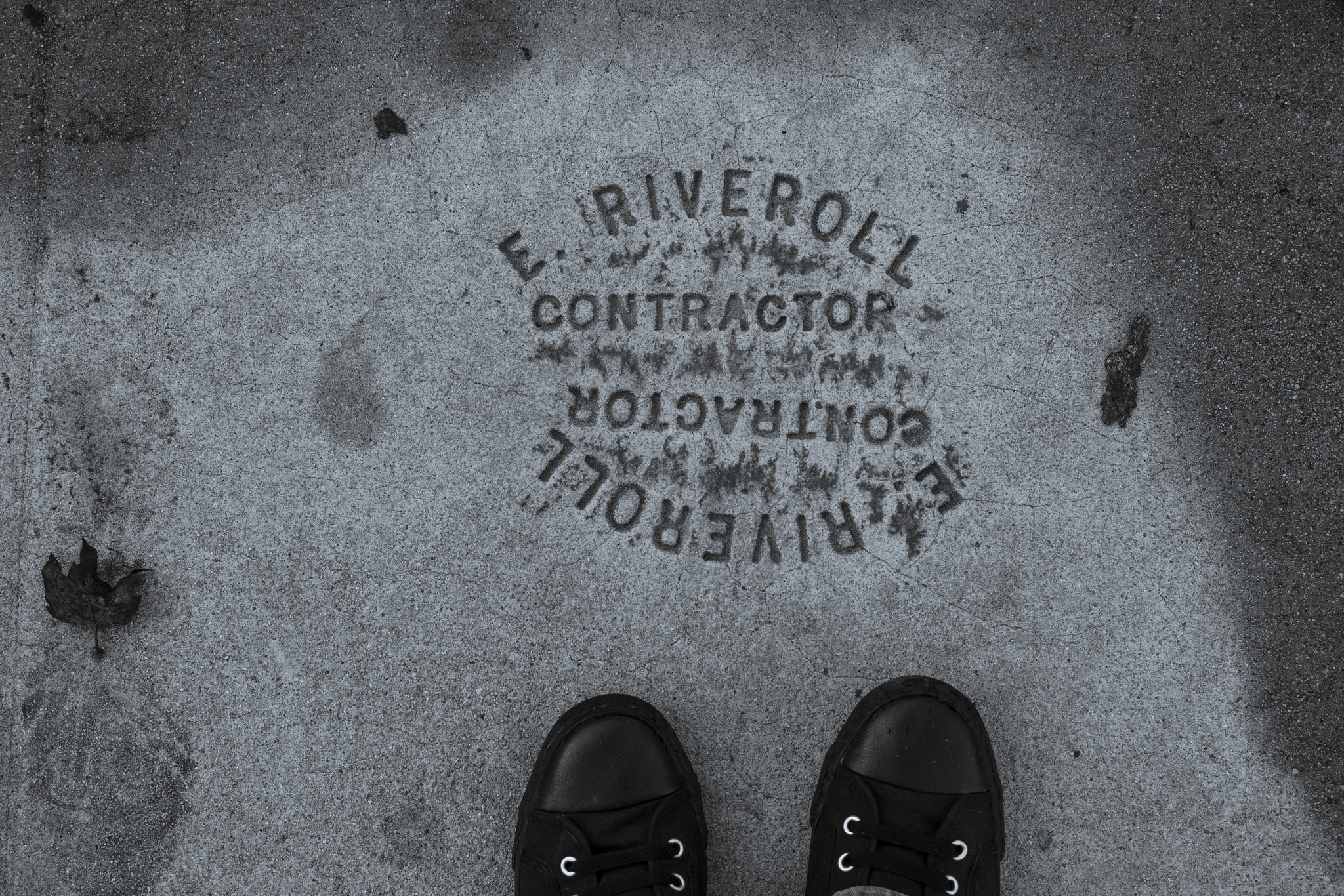 Pentax smc DA 35mm F2.4 AL sample photo. Too much signs on the sidewalks photography