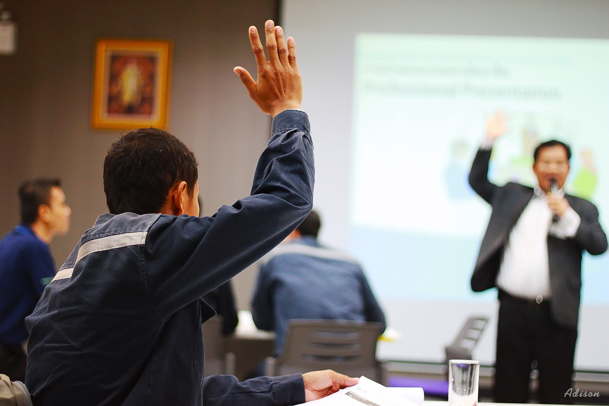 Canon EOS 500D (EOS Rebel T1i / EOS Kiss X3) sample photo. Students in classroom answering on questions with raised hands photography