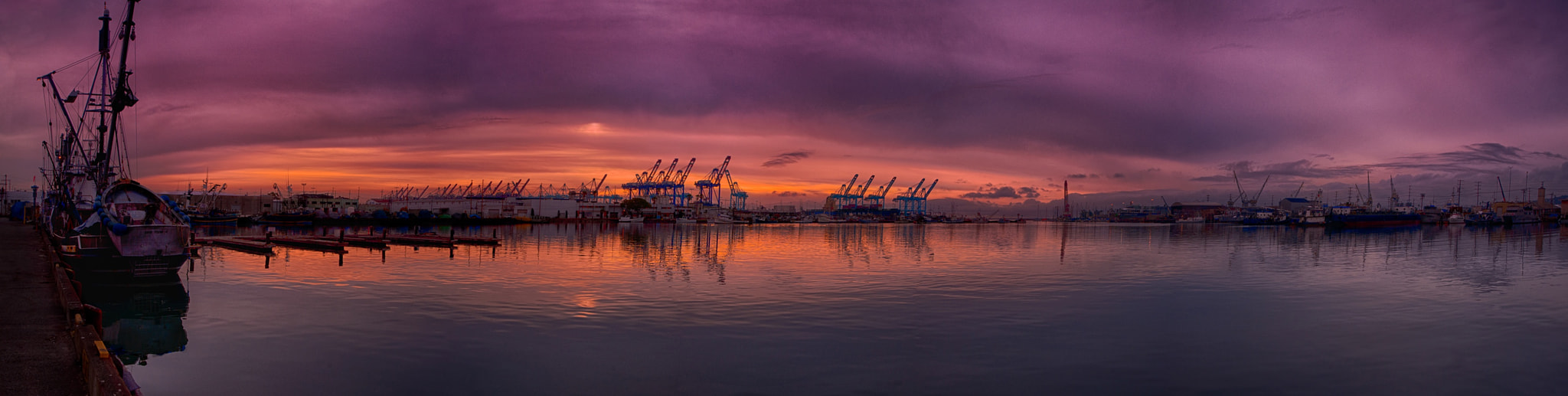 AF Zoom-Nikkor 24-120mm f/3.5-5.6D IF sample photo. Sunrise at fish harbor photography