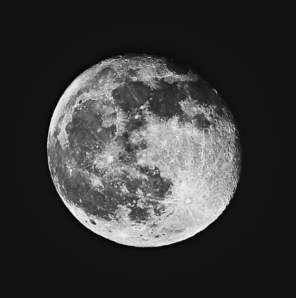 70-400mm F4.0-5.6 G SSM sample photo. Moon photography