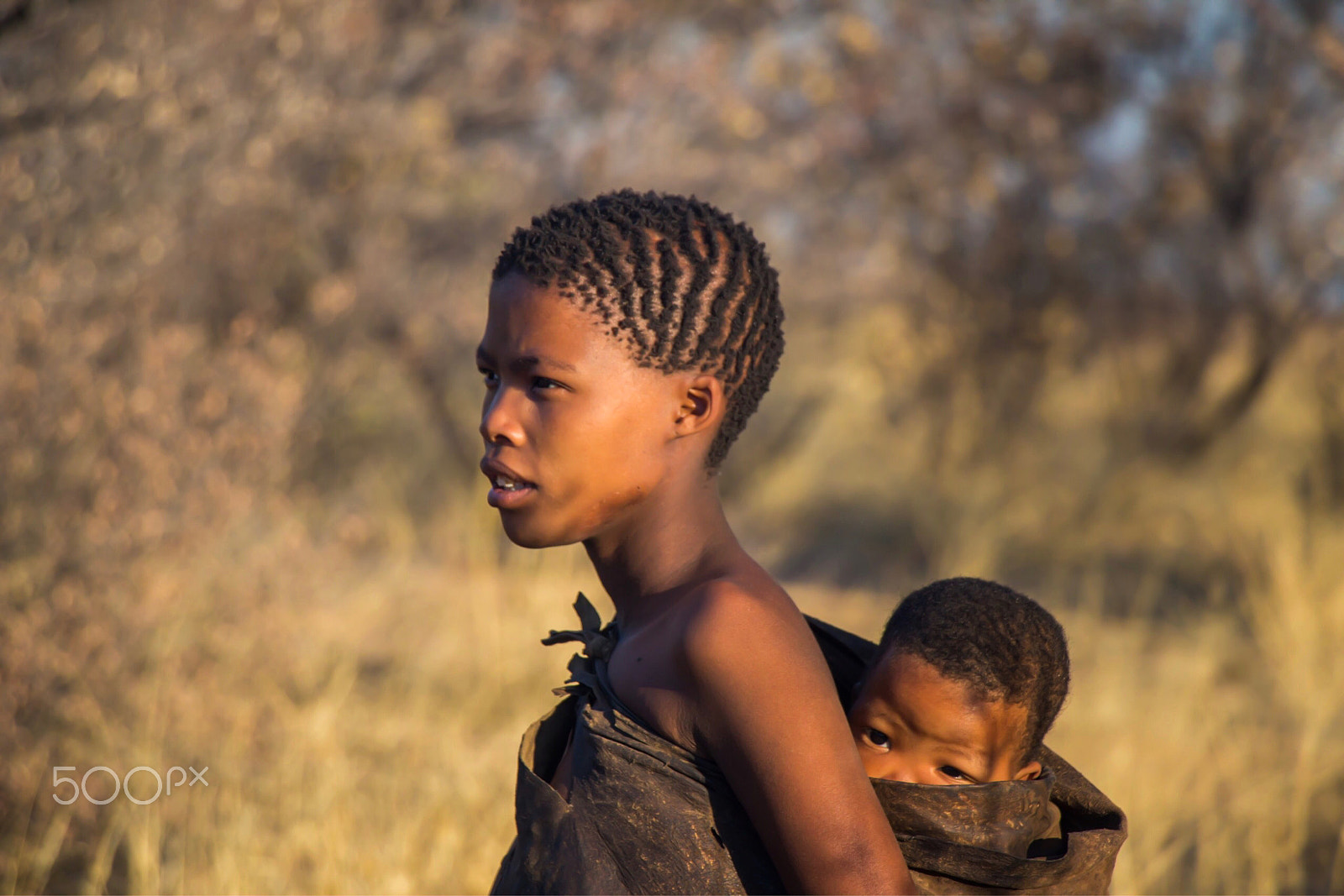 Canon EF-S 18-135mm F3.5-5.6 IS USM sample photo. Young bushman woman with child in traditional garb photography