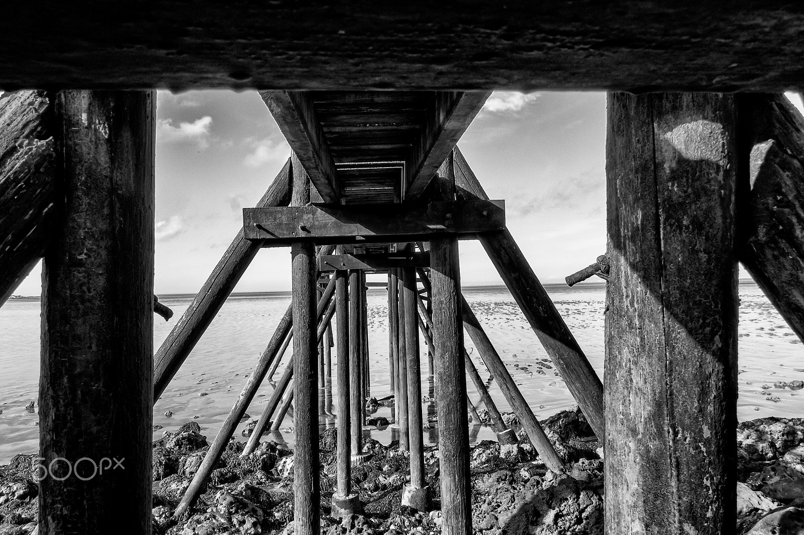 Fujifilm X-Pro1 + Fujifilm XF 18mm F2 R sample photo. Sous la cabane de pêcheurs photography