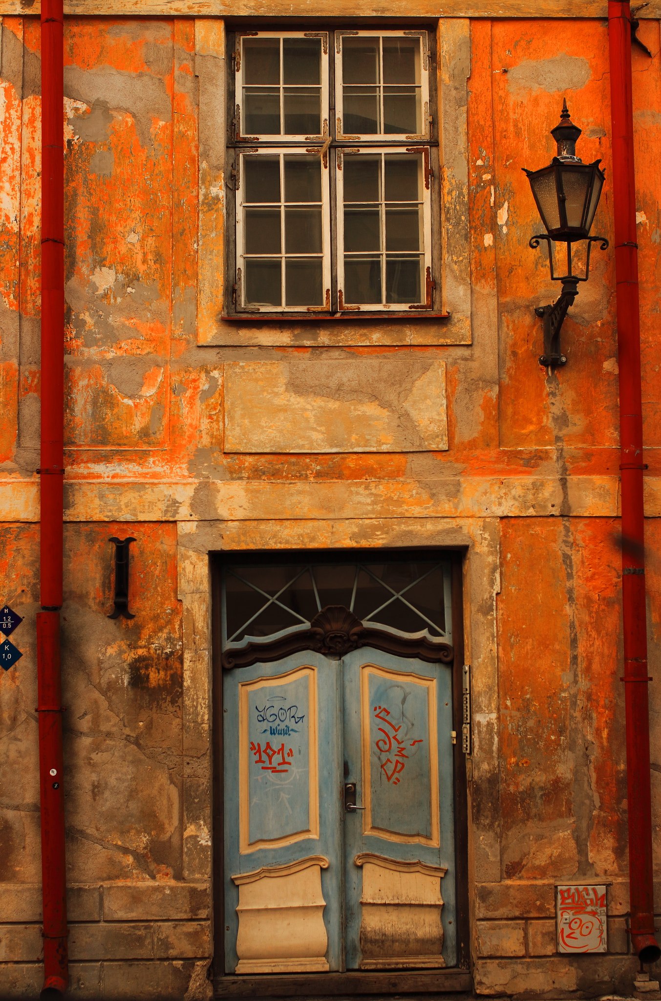 Canon EOS 700D (EOS Rebel T5i / EOS Kiss X7i) + Canon EF 35mm F2 sample photo. The old town photography