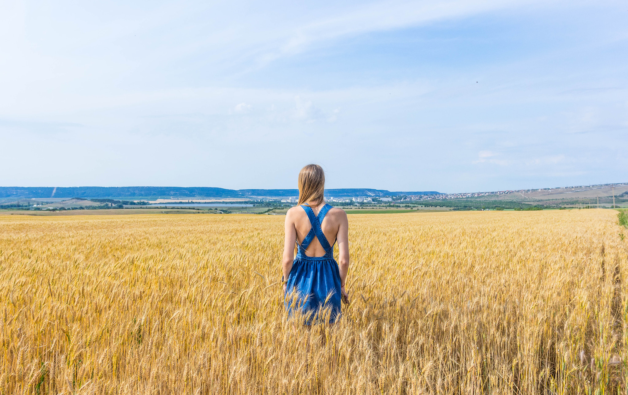 Canon EOS 60D + Sigma 18-35mm f/1.8 DC HSM sample photo. Girl and field photography