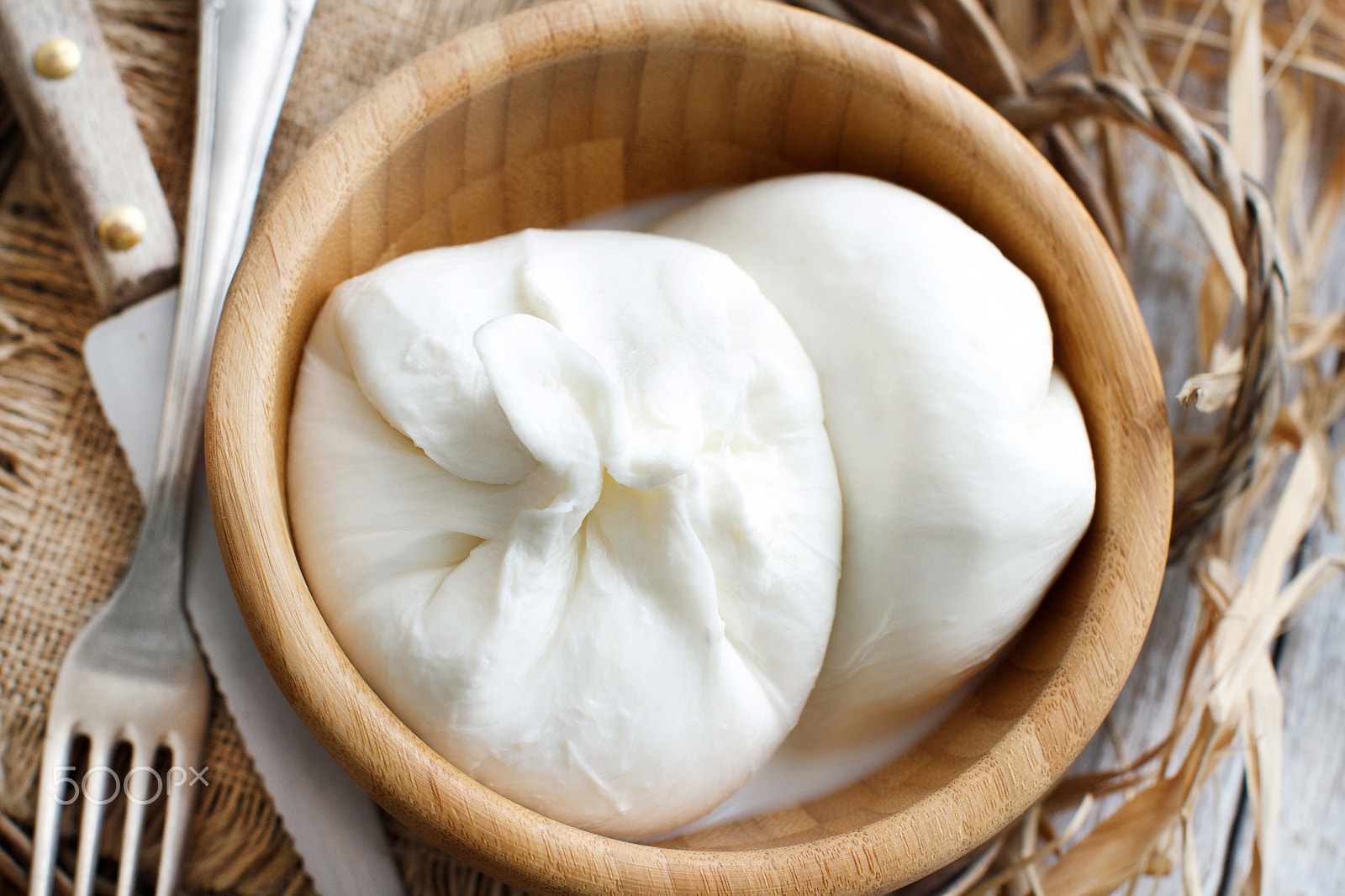 Canon EOS 650D (EOS Rebel T4i / EOS Kiss X6i) + Canon EF 50mm F1.2L USM sample photo. Italian cheese burrata photography