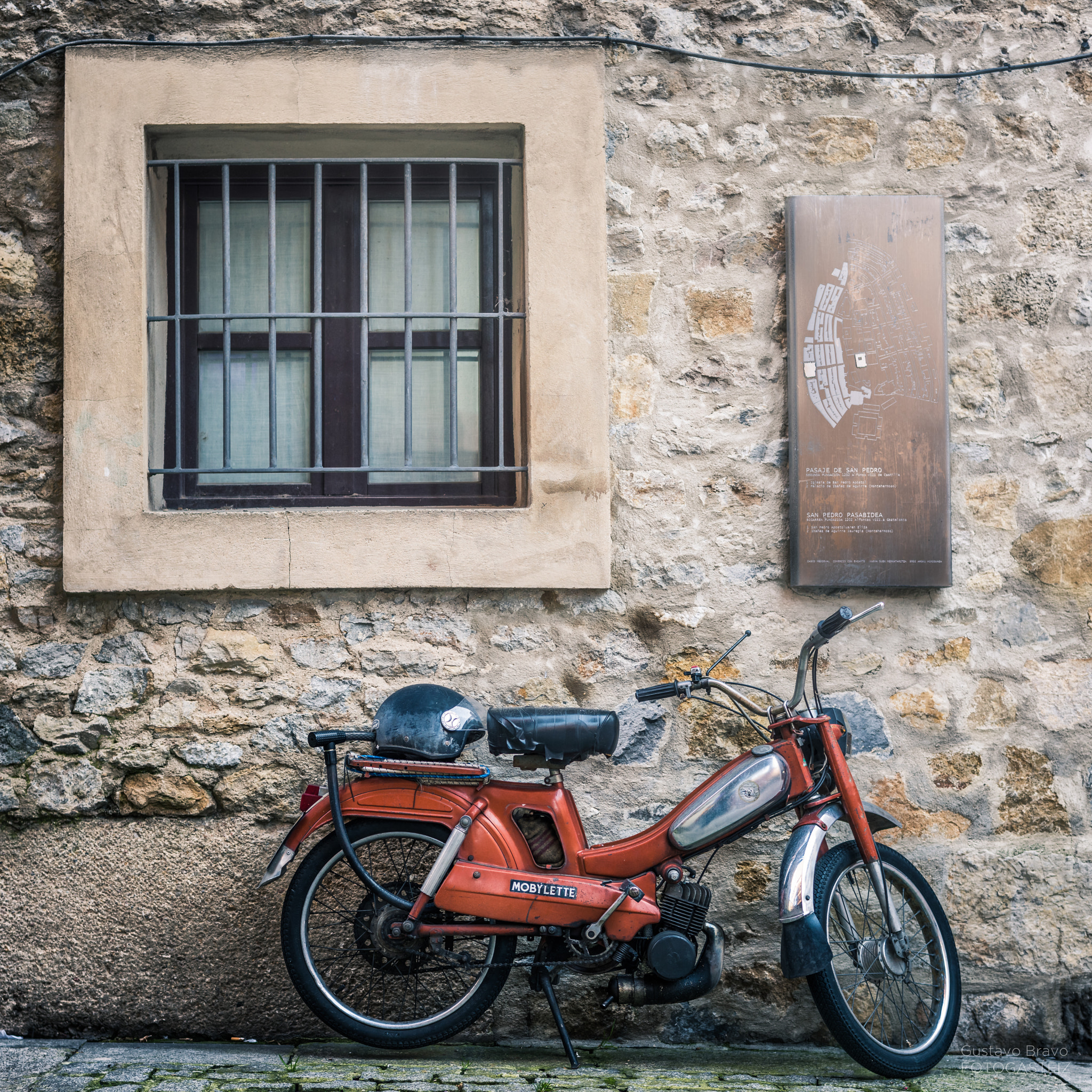 Nikon D810 + Nikon AF-S Nikkor 58mm F1.4G sample photo. Serie 'lugar' - moto aparcada en vitoria-gasteiz photography