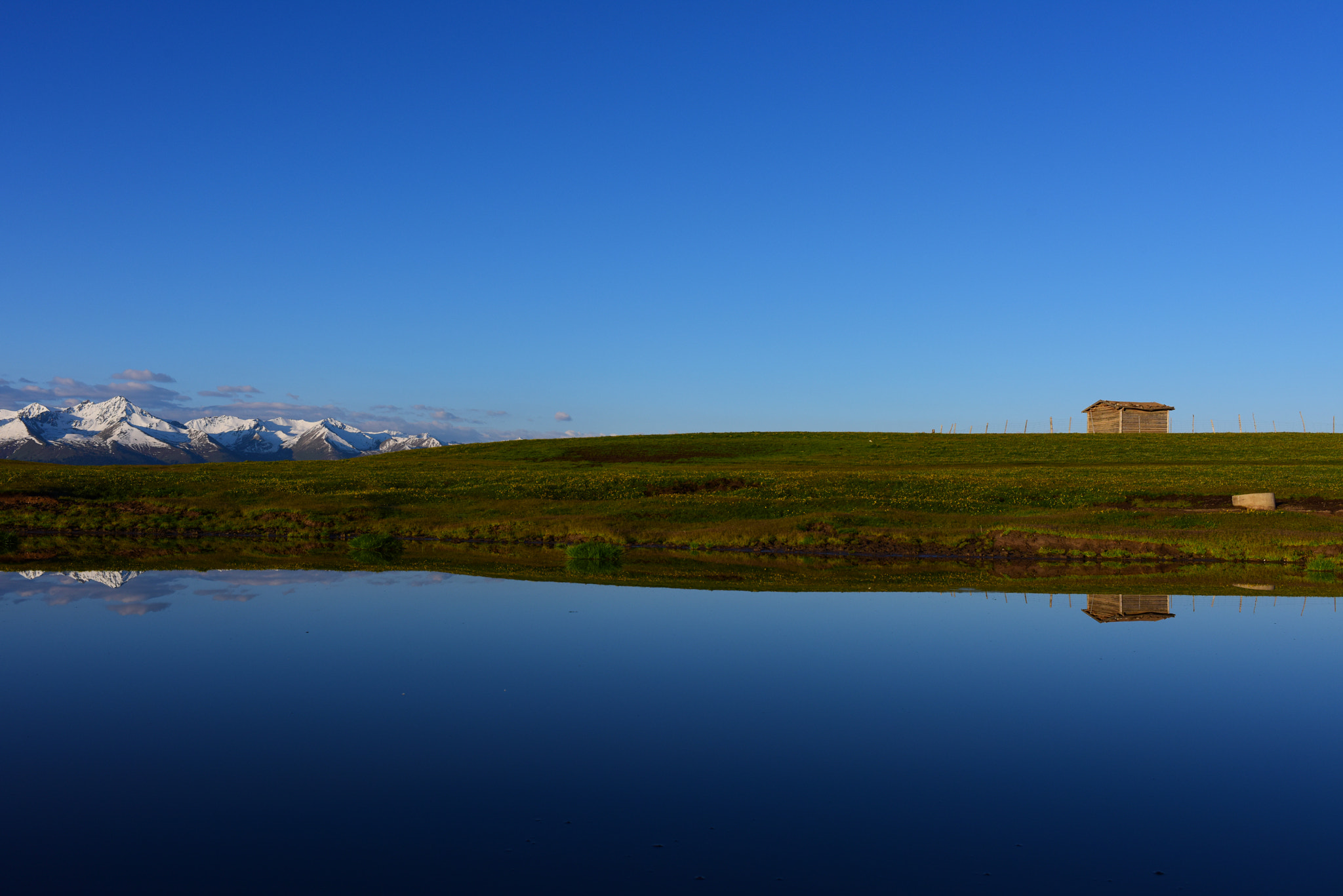 Nikon D810 + Nikon AF-S Nikkor 35mm F1.4G sample photo. Quiet morning,blue,lake,sky,snow mountains,wood hut photography