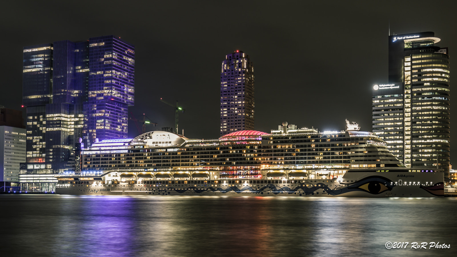 Canon EF 16-35mm F4L IS USM sample photo. Rotterdam @night cruiseschip aidaprima  photography