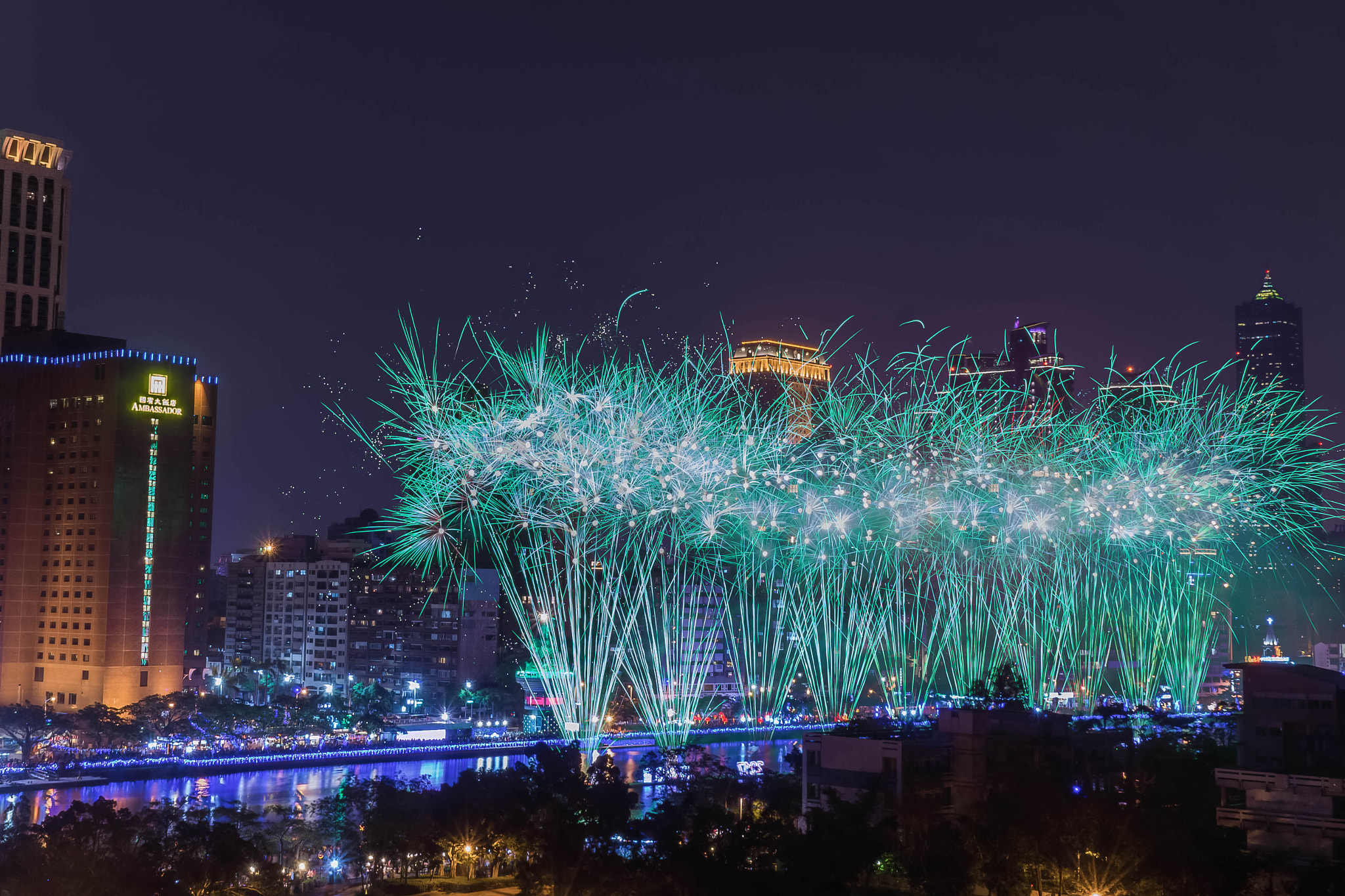 Sony a6000 + Sony FE 28-70mm F3.5-5.6 OSS sample photo. Ai-river firework photography