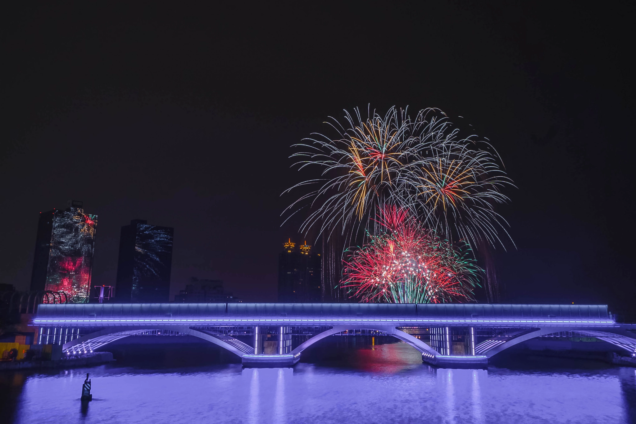 Sony a6000 + Sony E 16mm F2.8 sample photo. Glory pier firework photography