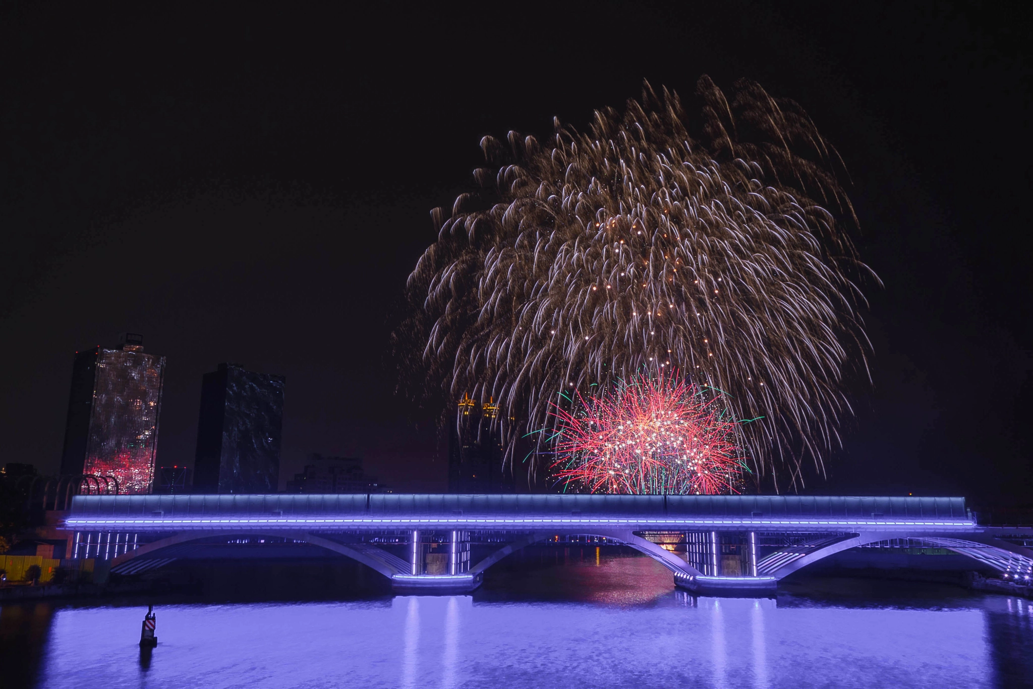 Sony a6000 + Sony E 16mm F2.8 sample photo. Glory pier firework photography