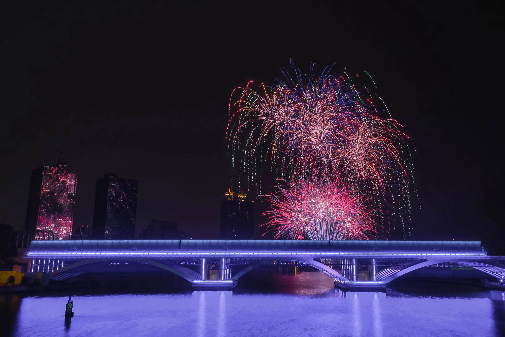 Sony a6000 + Sony E 16mm F2.8 sample photo. Glory pier firework photography