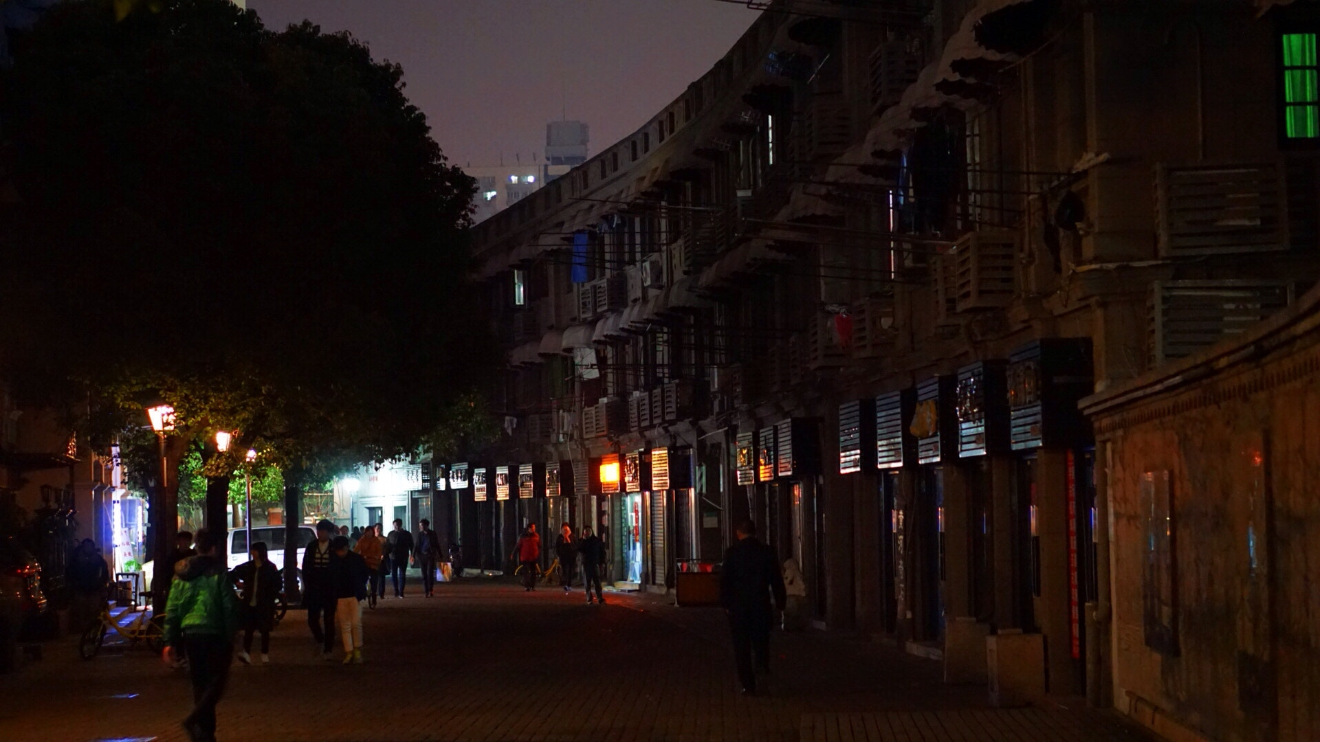 Sony E 50mm F1.8 OSS sample photo. Shanghai temperature is 18 degrees, yesterday evening walk comfortable photography
