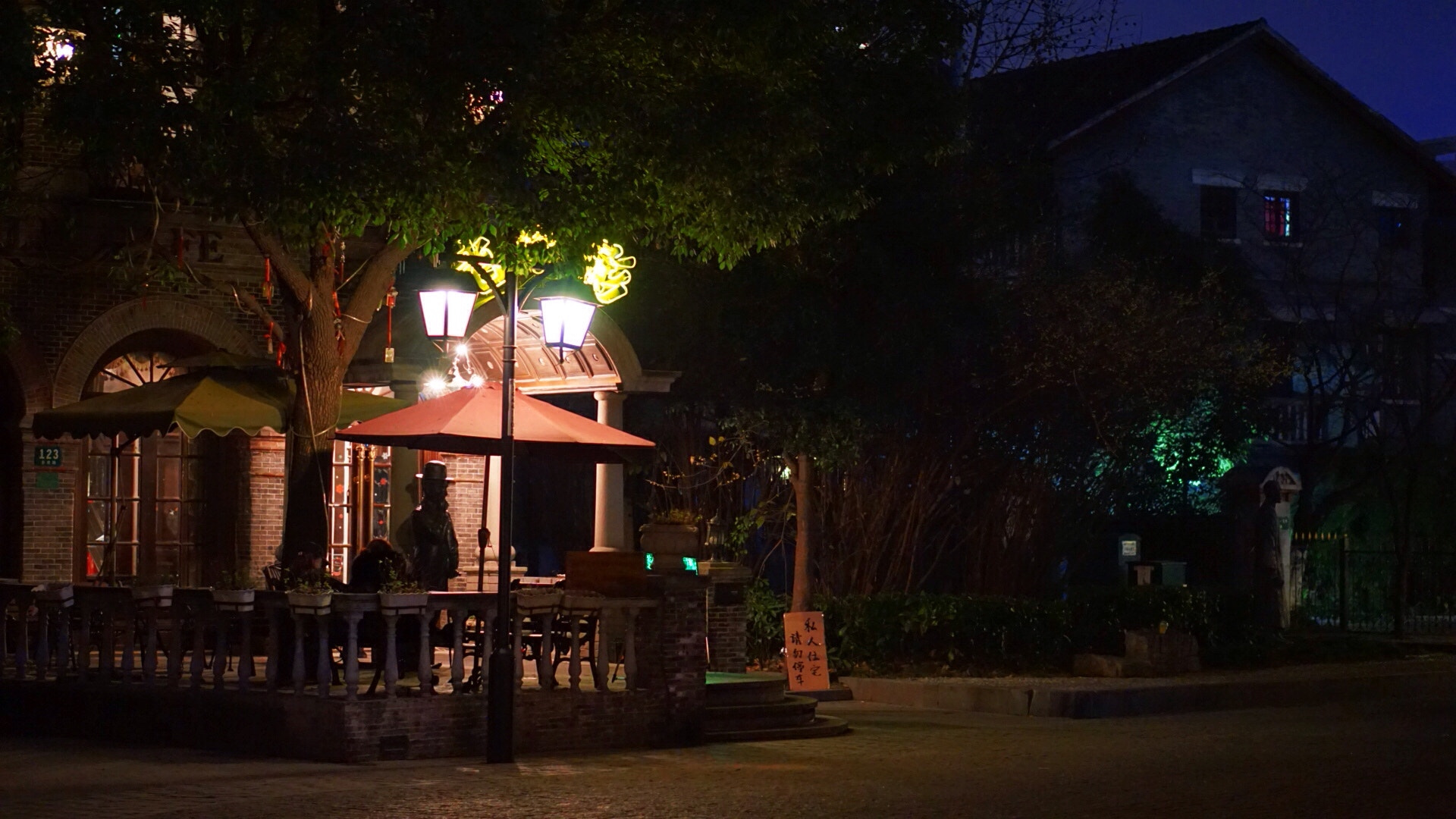 Sony E 50mm F1.8 OSS sample photo. Shanghai temperature is 18 degrees, yesterday evening walk comfortable photography