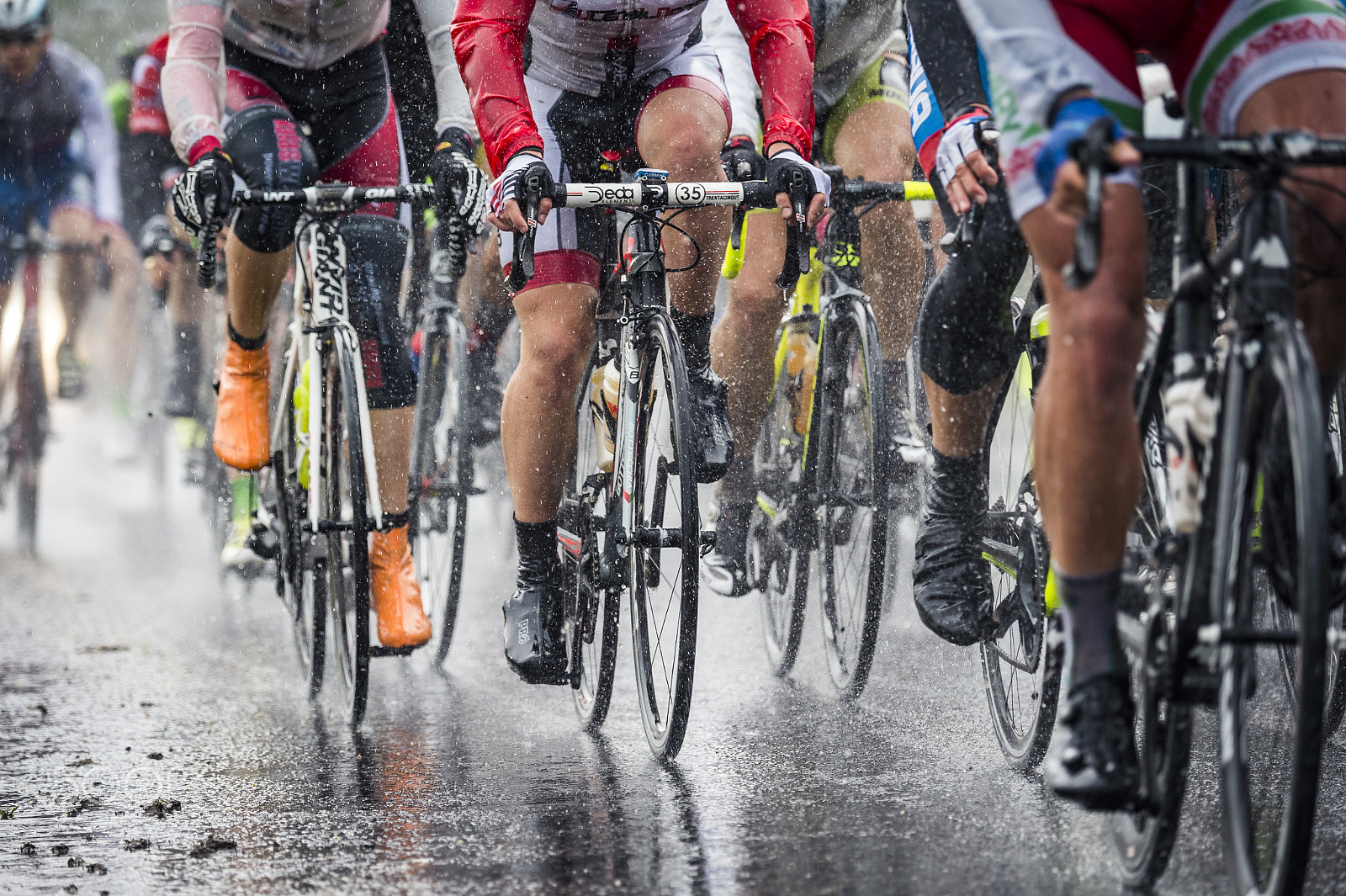 Nikon D4 sample photo. Legs in the rain (v4 road race hungary 2015) photography