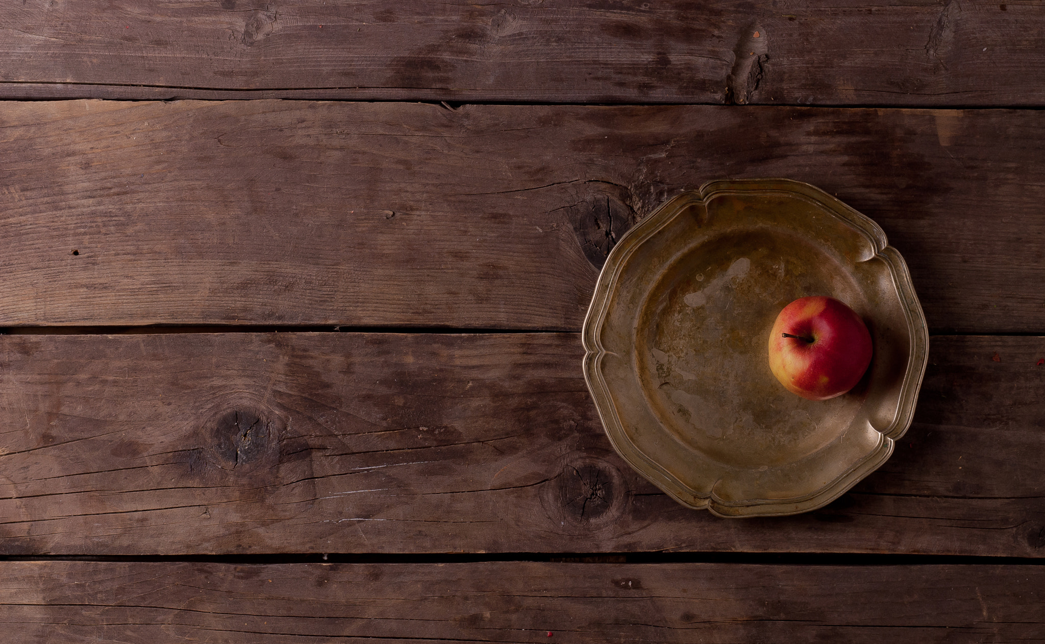 Nikon D200 sample photo. Apple on a plate photography