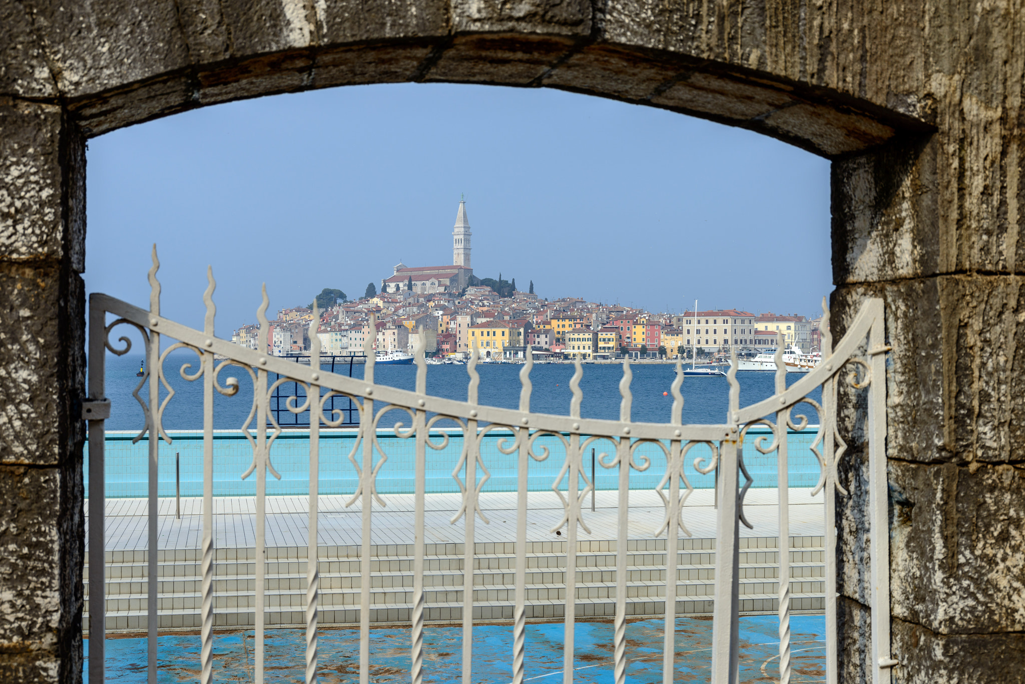 Nikon D800 sample photo. A view through a garden gate photography