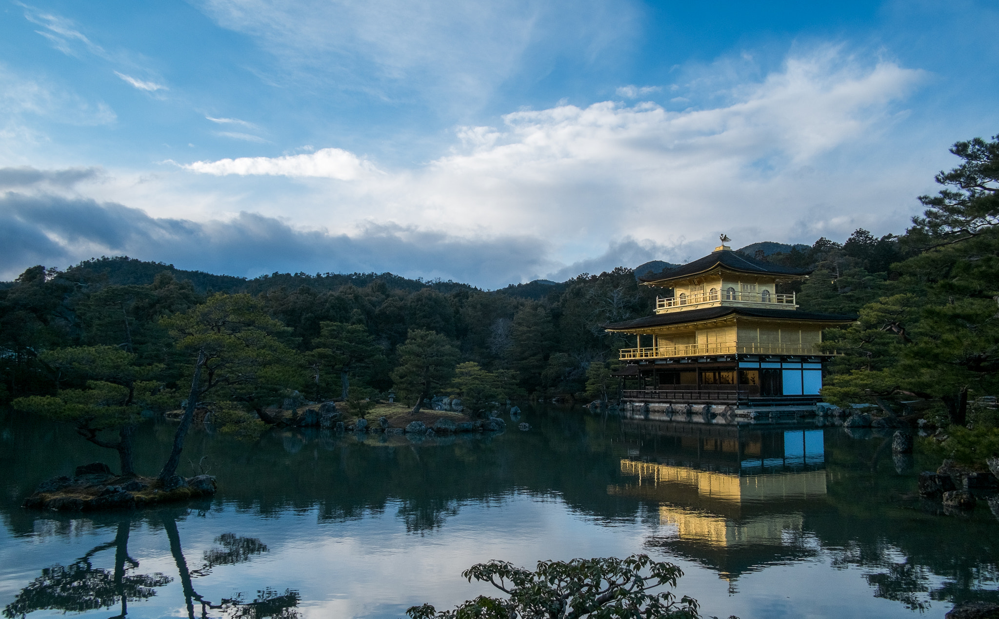 Fujifilm X-Pro1 + Fujifilm XF 18mm F2 R sample photo. Reflection of kinkakuji photography