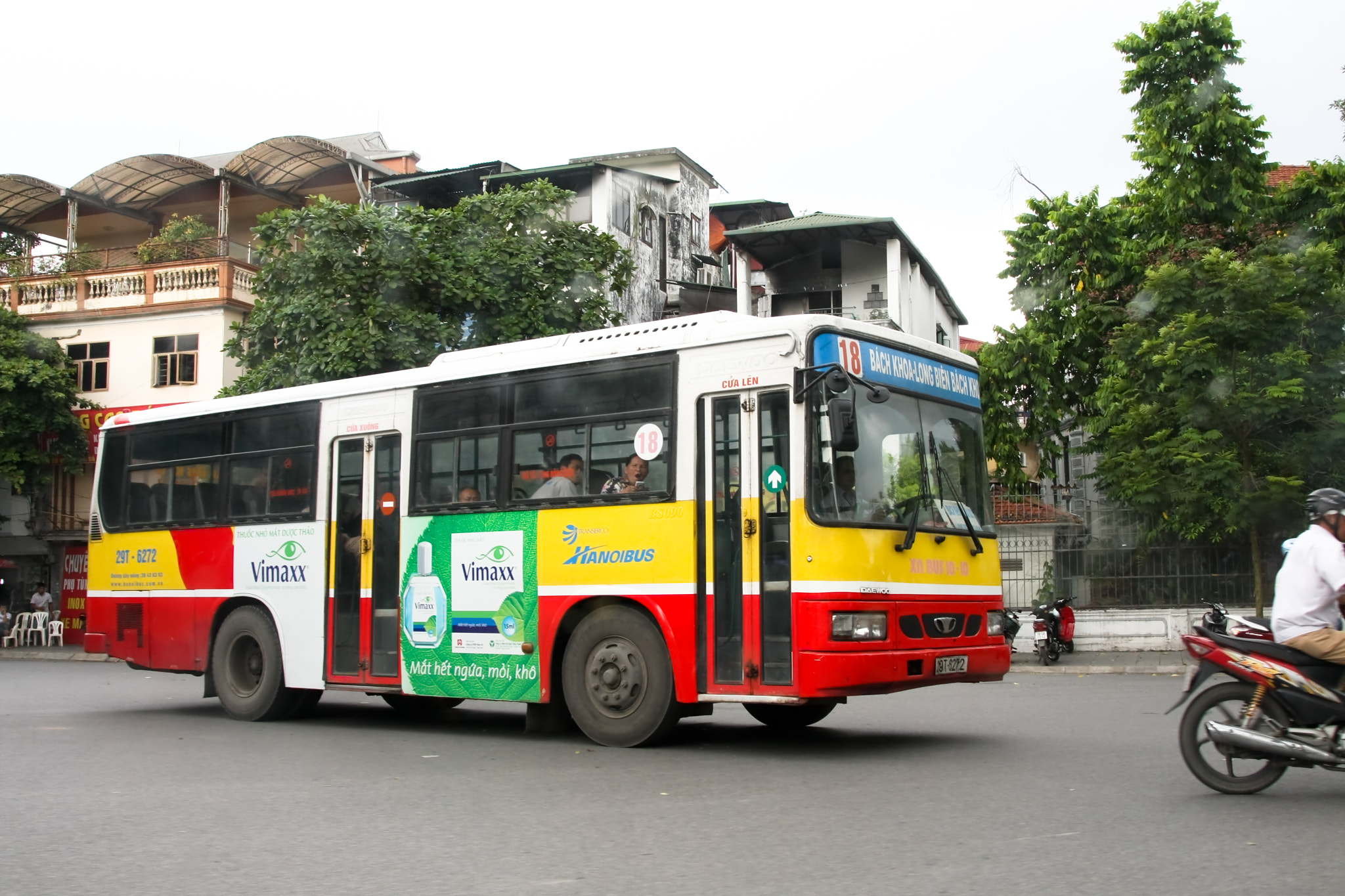 Canon EOS 40D sample photo. Vietnam transportation bus photography