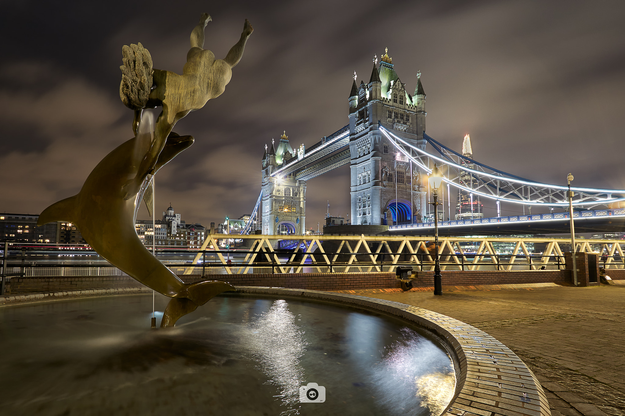 Canon EF-S 10-22mm F3.5-4.5 USM sample photo. Girl with a dolphin fountain & tower bridge photography