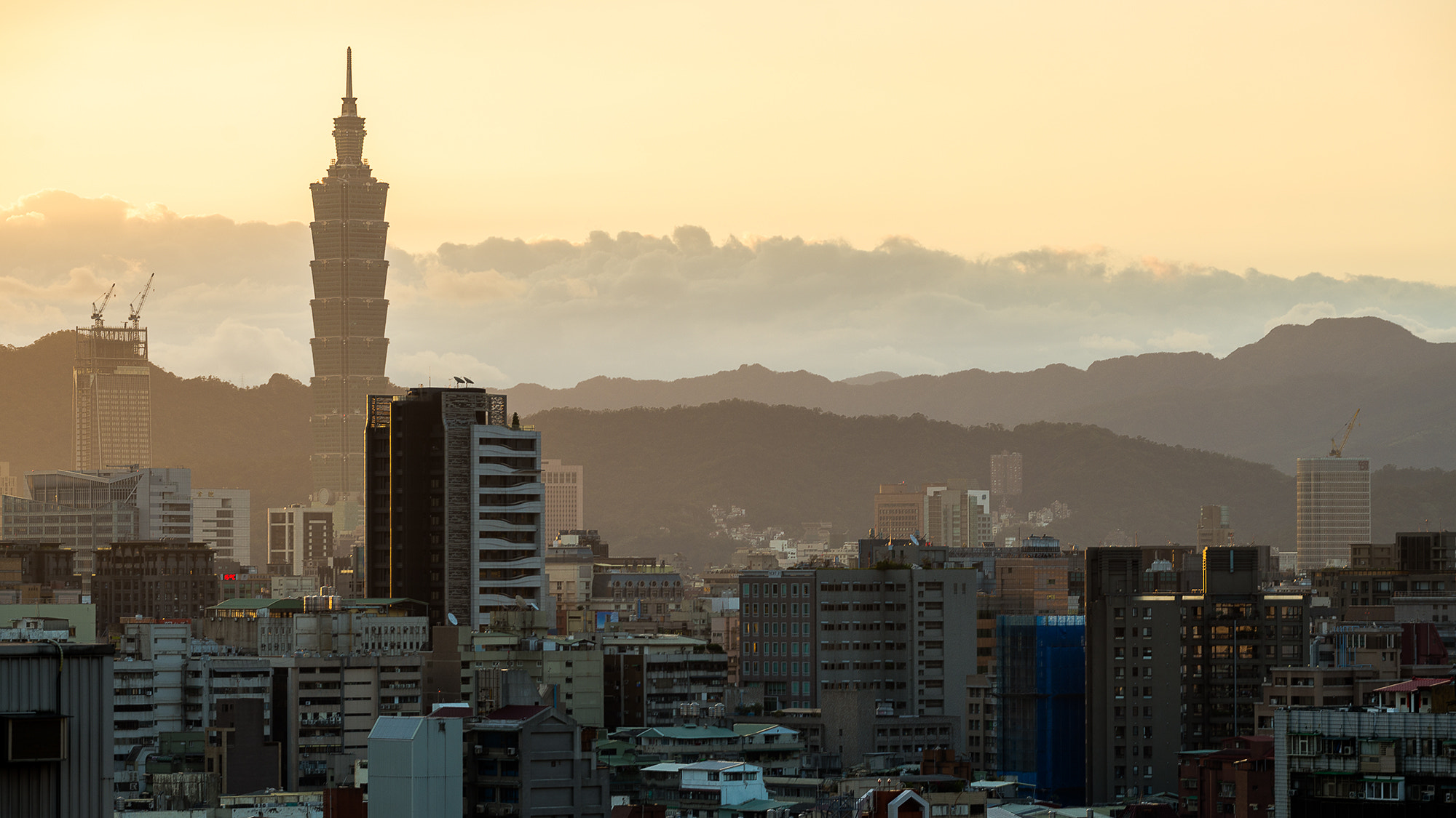 Nikon AF-S Nikkor 70-200mm F4G ED VR sample photo. Sunrise at taipei city photography