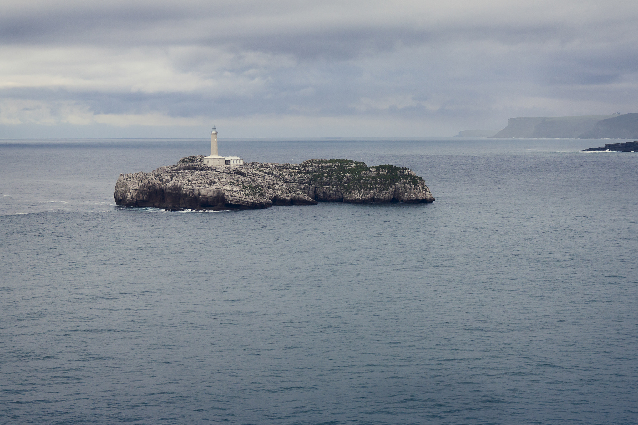 Canon EF-S 17-55mm F2.8 IS USM sample photo. Lighthouse in a rock photography