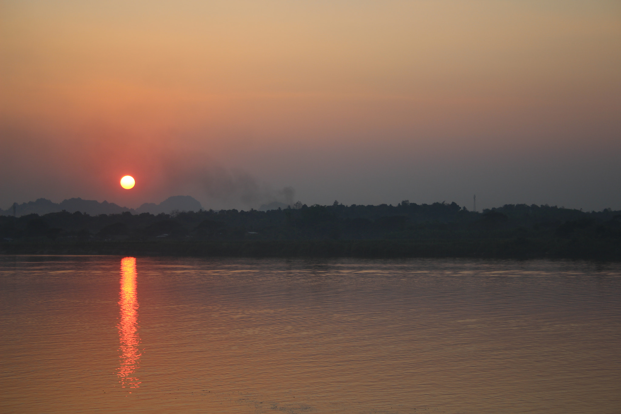 Canon EF-S 18-55mm F3.5-5.6 II sample photo. နေဝင် photography