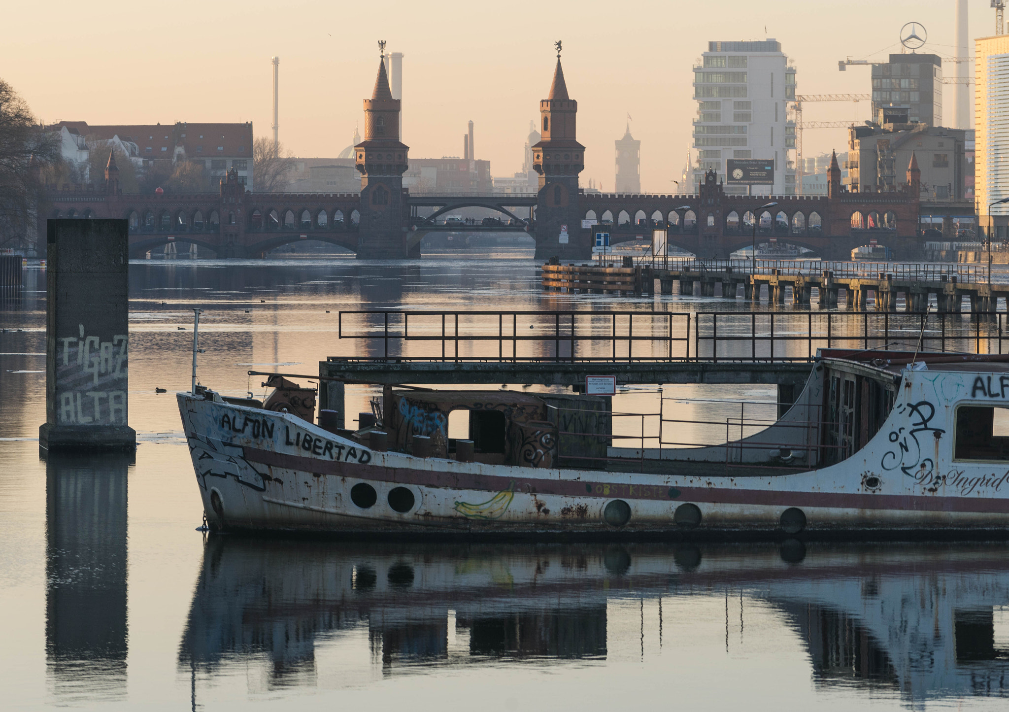 Sony a7 + Sony FE 70-200mm F4 G OSS sample photo. Abandoned boat photography