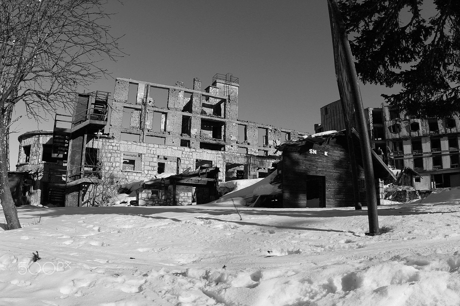 Canon EOS 700D (EOS Rebel T5i / EOS Kiss X7i) sample photo. Abandoned building photography