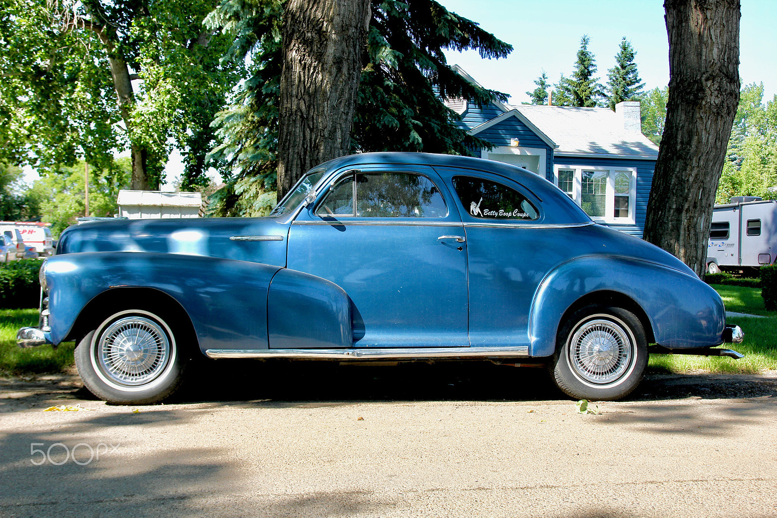 Canon EOS 550D (EOS Rebel T2i / EOS Kiss X4) sample photo. Blue car photography