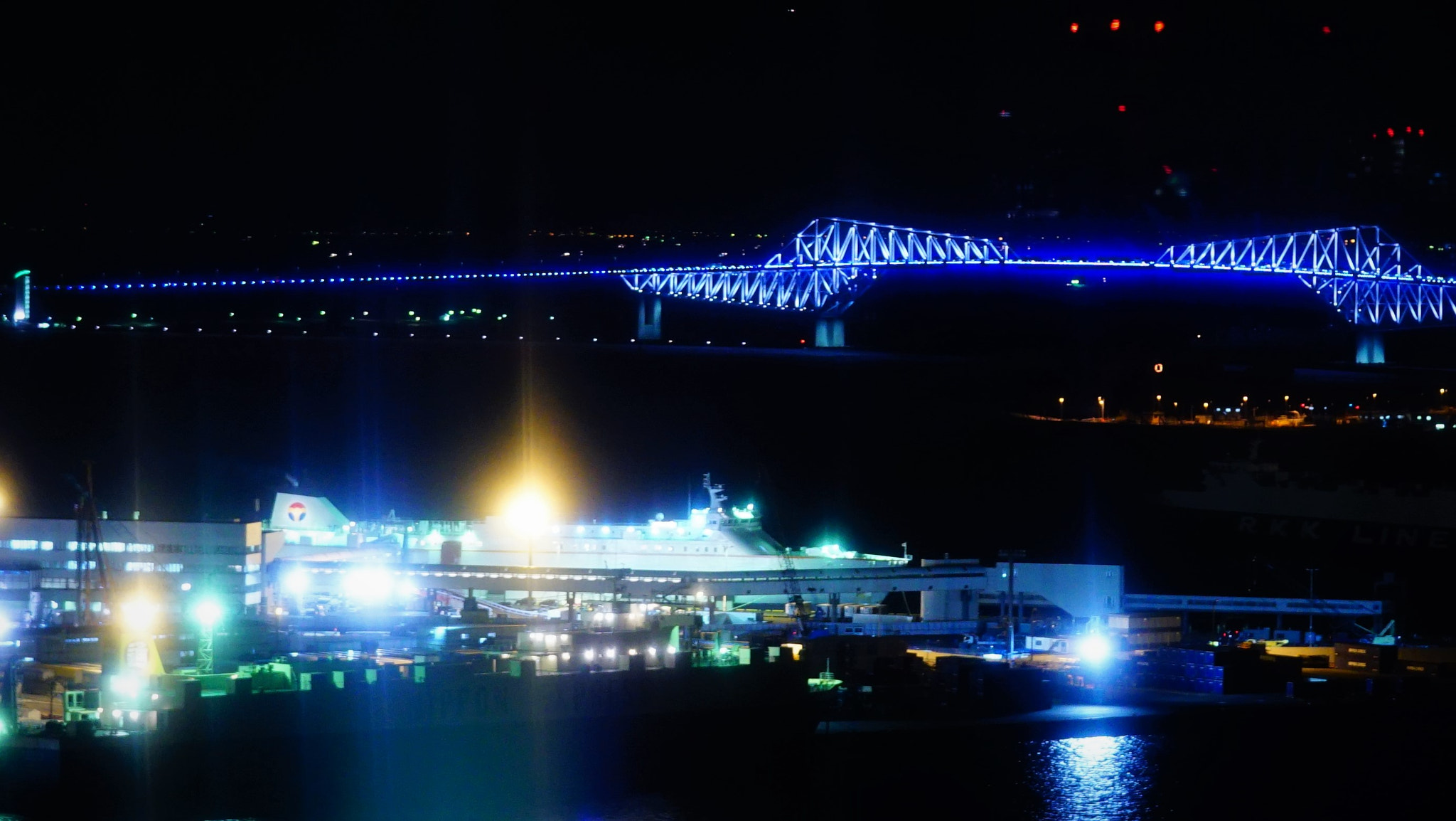 Sony a7S sample photo. Collaboration of tokyo gatebridge & passage boat photography