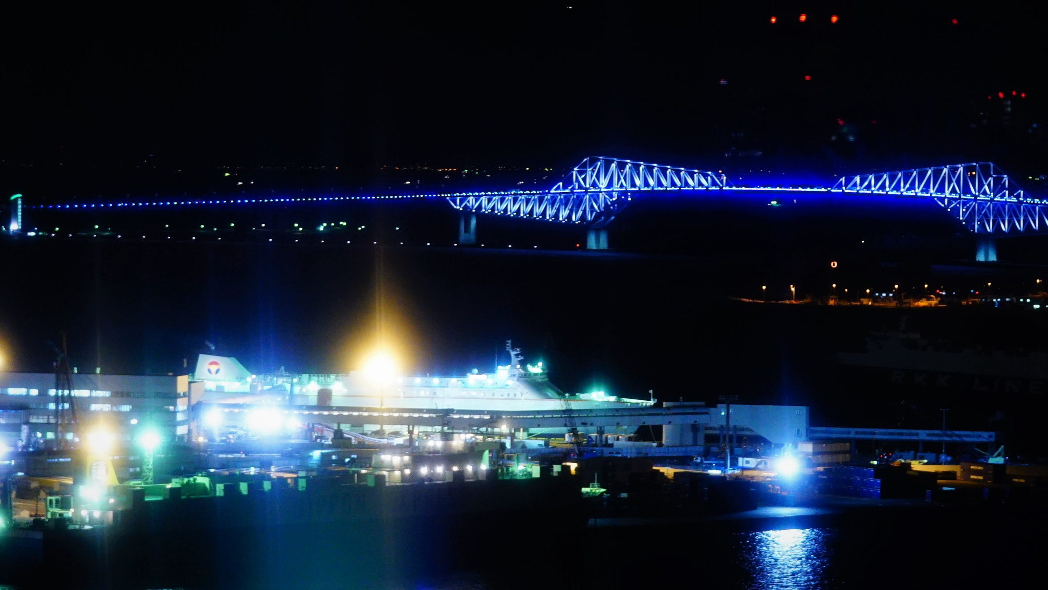 Sony a7S + Sony FE 70-200mm F2.8 GM OSS sample photo. Collaboration of tokyo gatebridge & passage boat photography