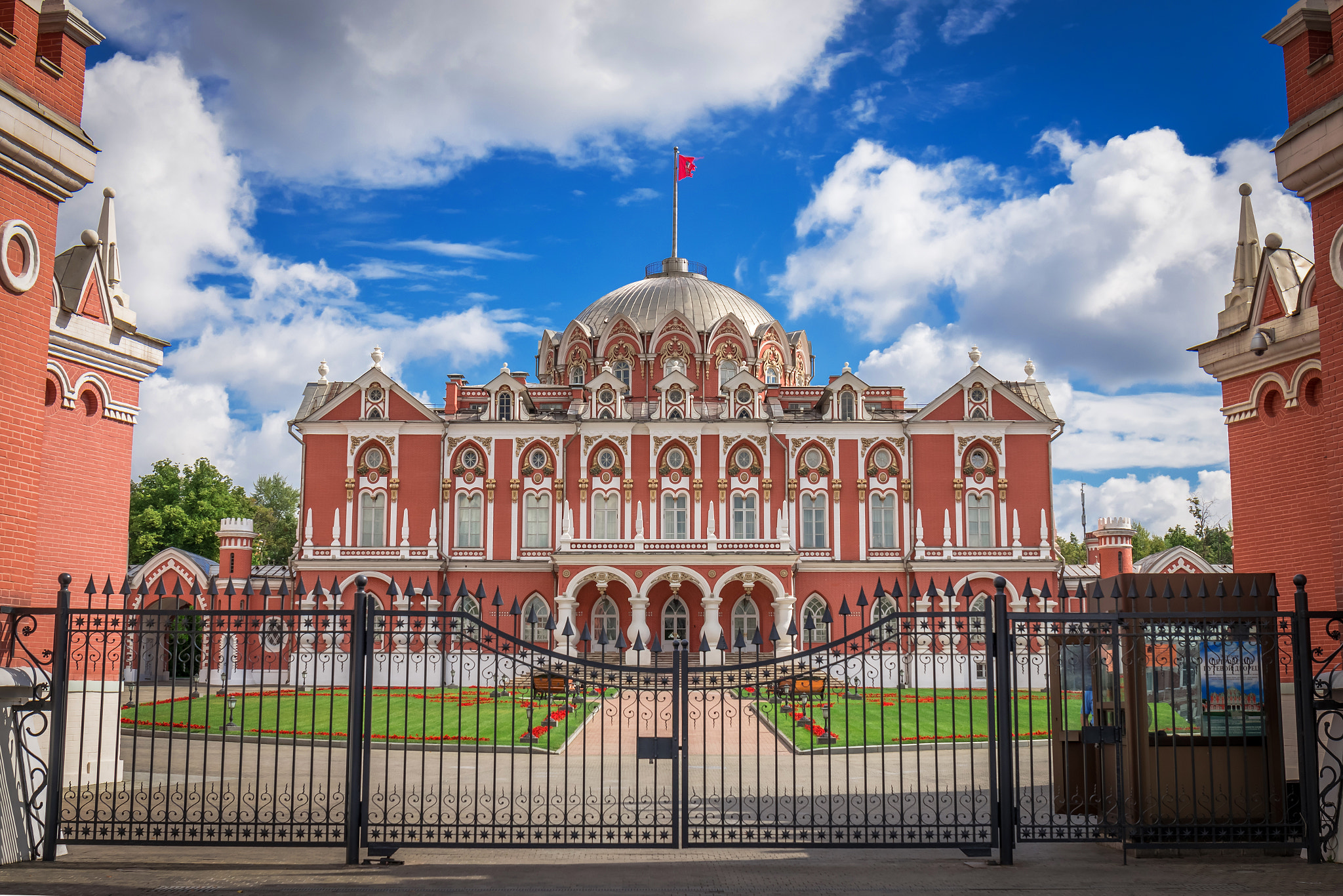 Canon EF 24-70mm F4L IS USM sample photo. Petrovsky palace photography