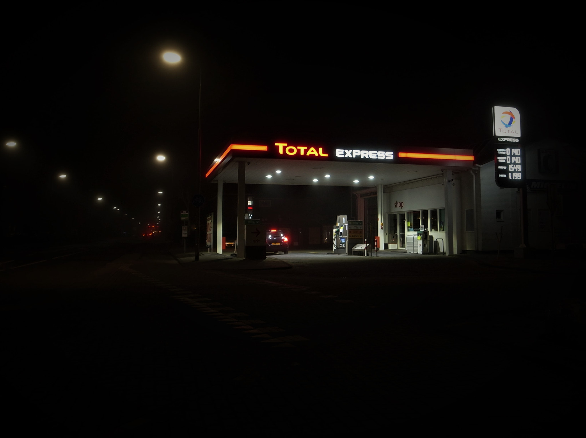 Ricoh GR DIGITAL 3 sample photo. Total gasstation photography
